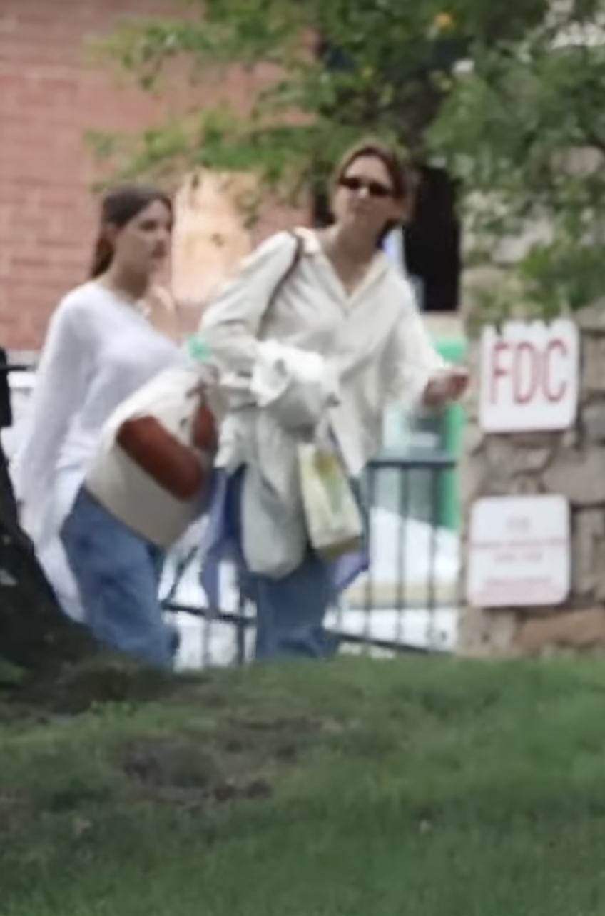 Katie Holmes y Suri Cruise en el campus de la Universidad Carnegie Mellon en un post fechado el 20 de agosto de 2024 | Fuente: YouTube/Page Six