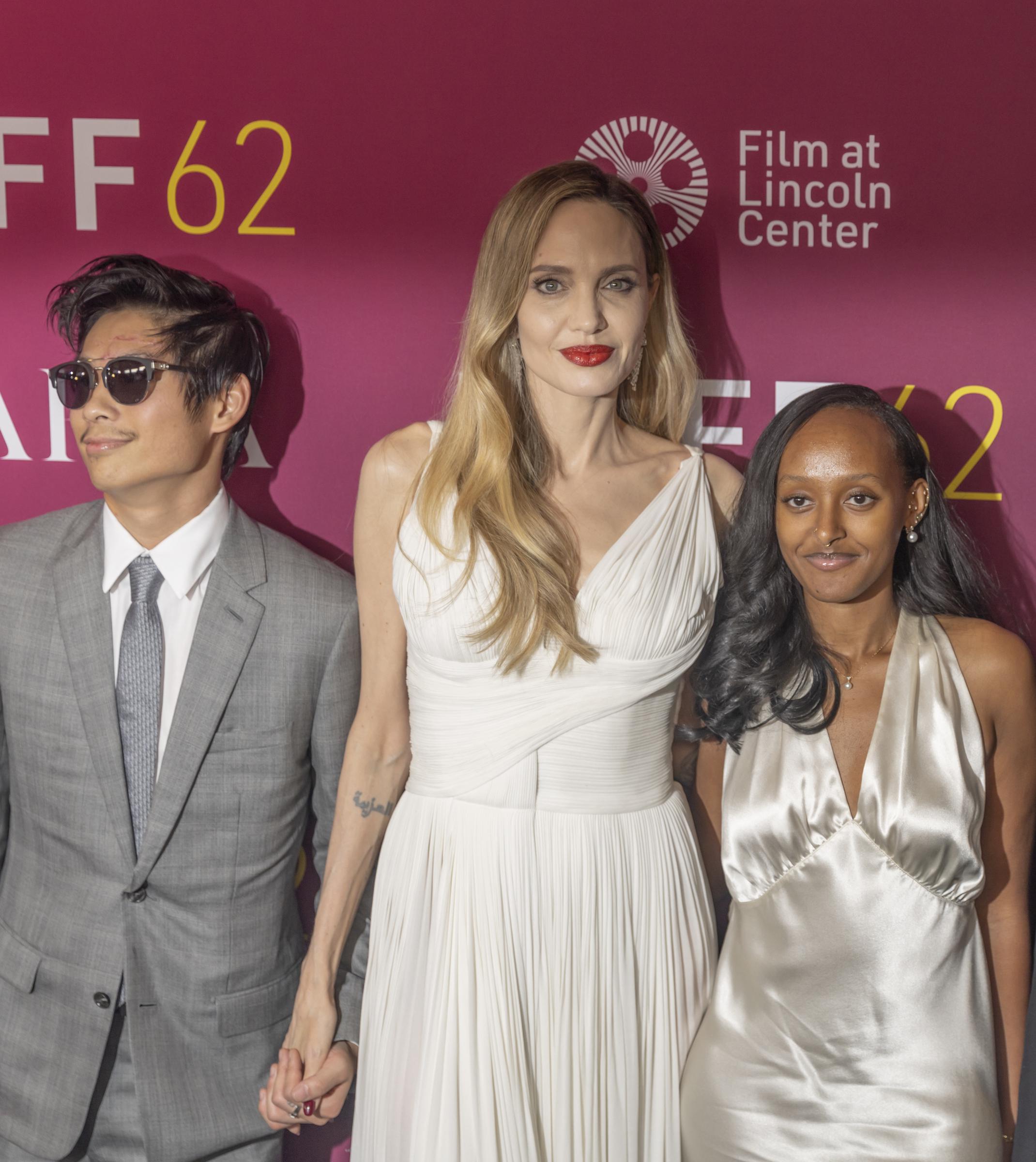 Angelina Jolie con sus hijos, Pax y Zahara, en el estreno de "Maria" en Nueva York el 29 de septiembre de 2024 | Fuente: Getty Images