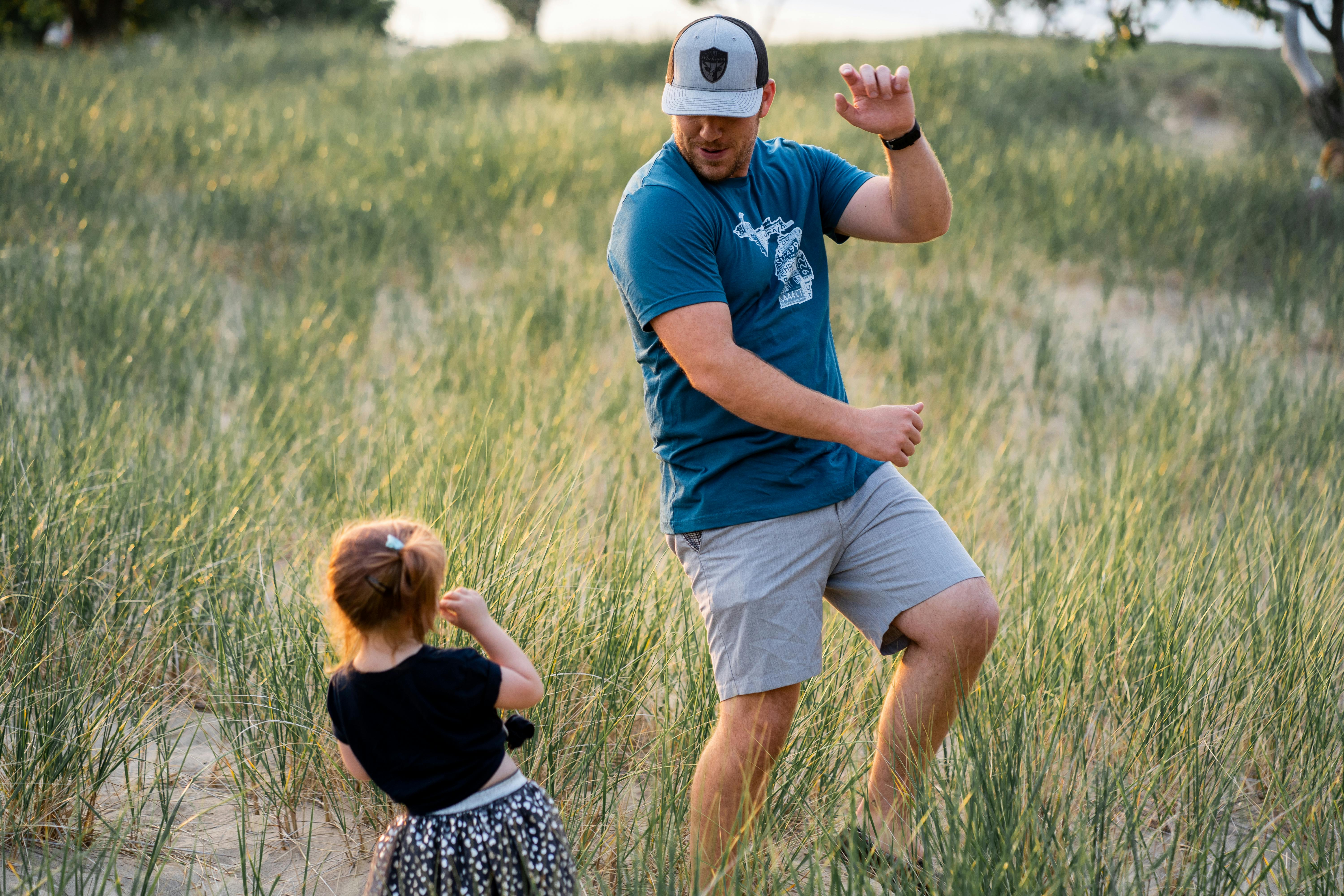 Un hombre jugando con una niña | Fuente: Pexels