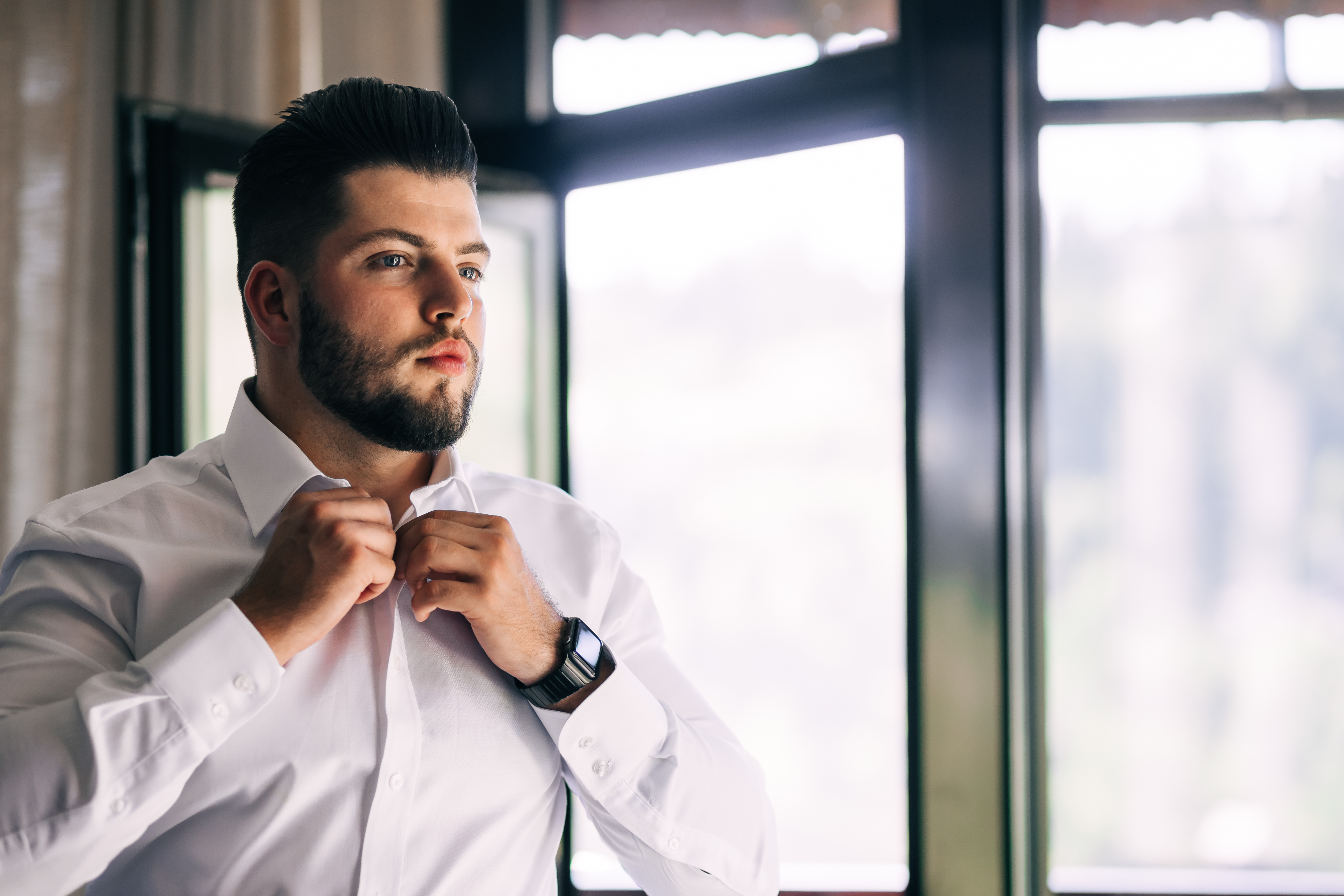 Un hombre con su camisa | Fuente: Shutterstock