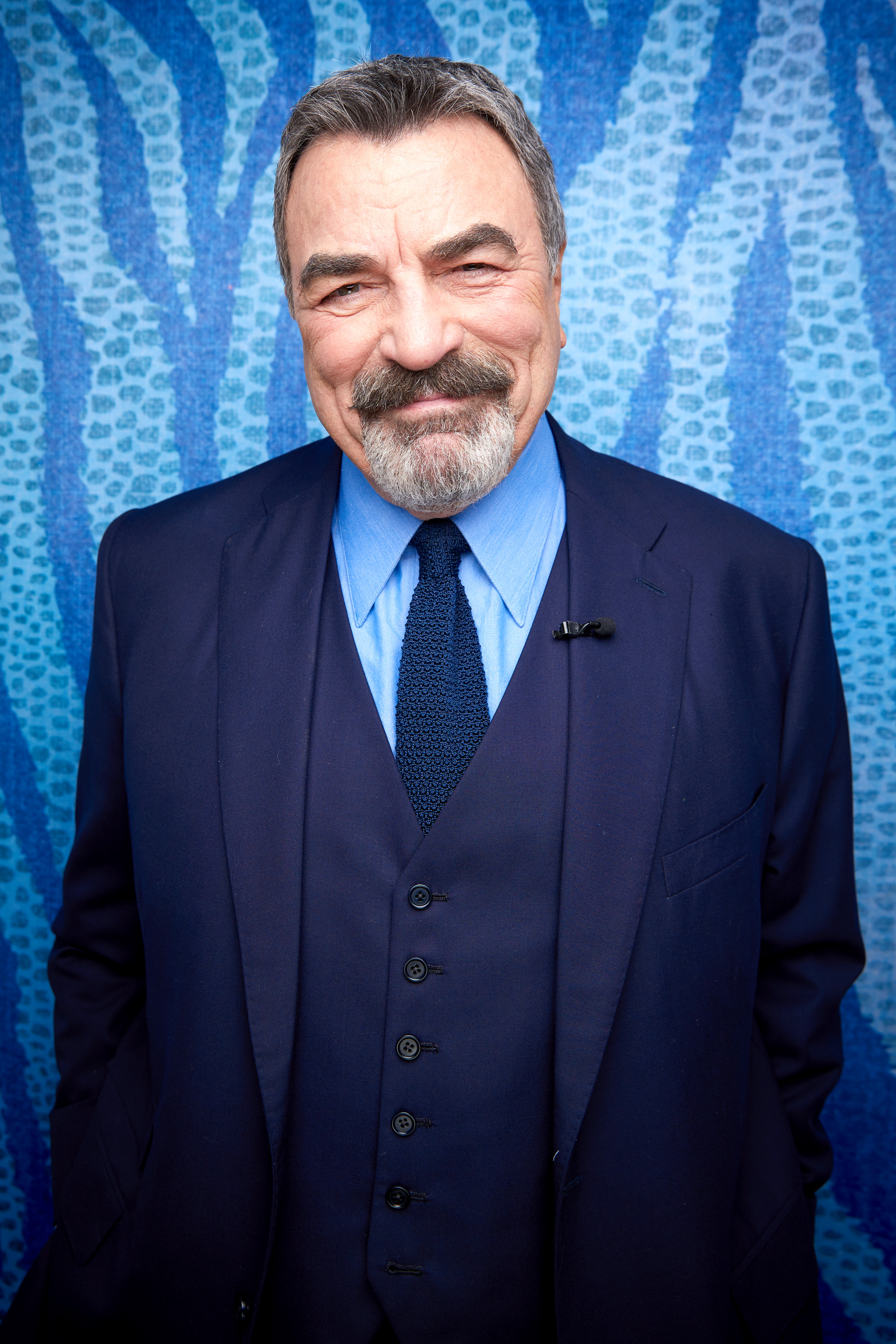 Tom Selleck posando para una foto en "The Kelly Clarkson Show" el 14 de abril de 2022 | Fuente: Getty Images