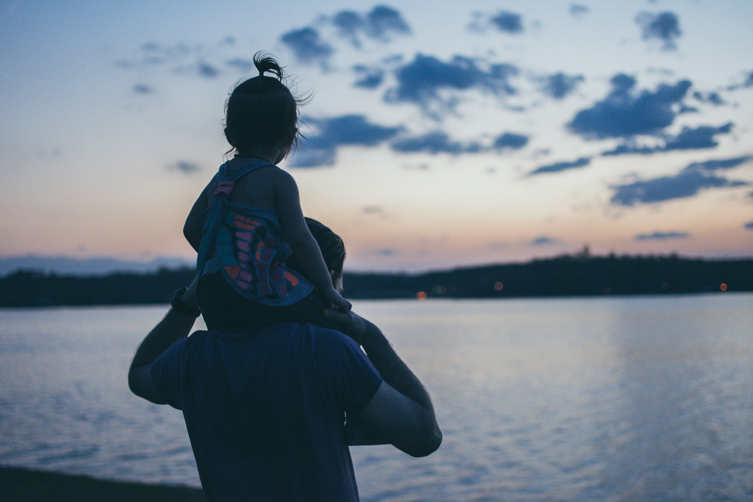 Padre e hija mirando el agua | Foto: Unsplash