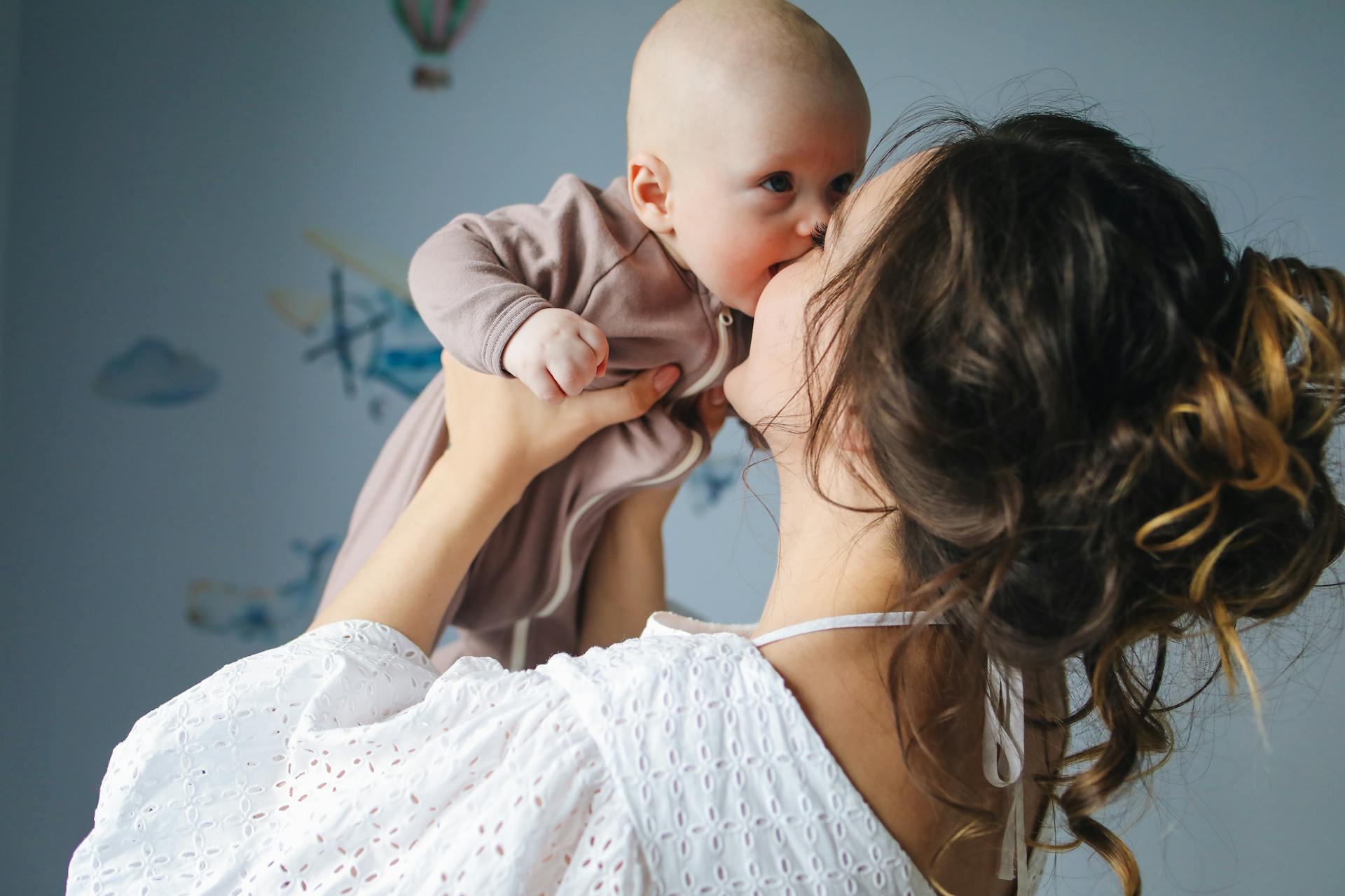 Una mujer con un bebé en brazos | Fuente: Pexels