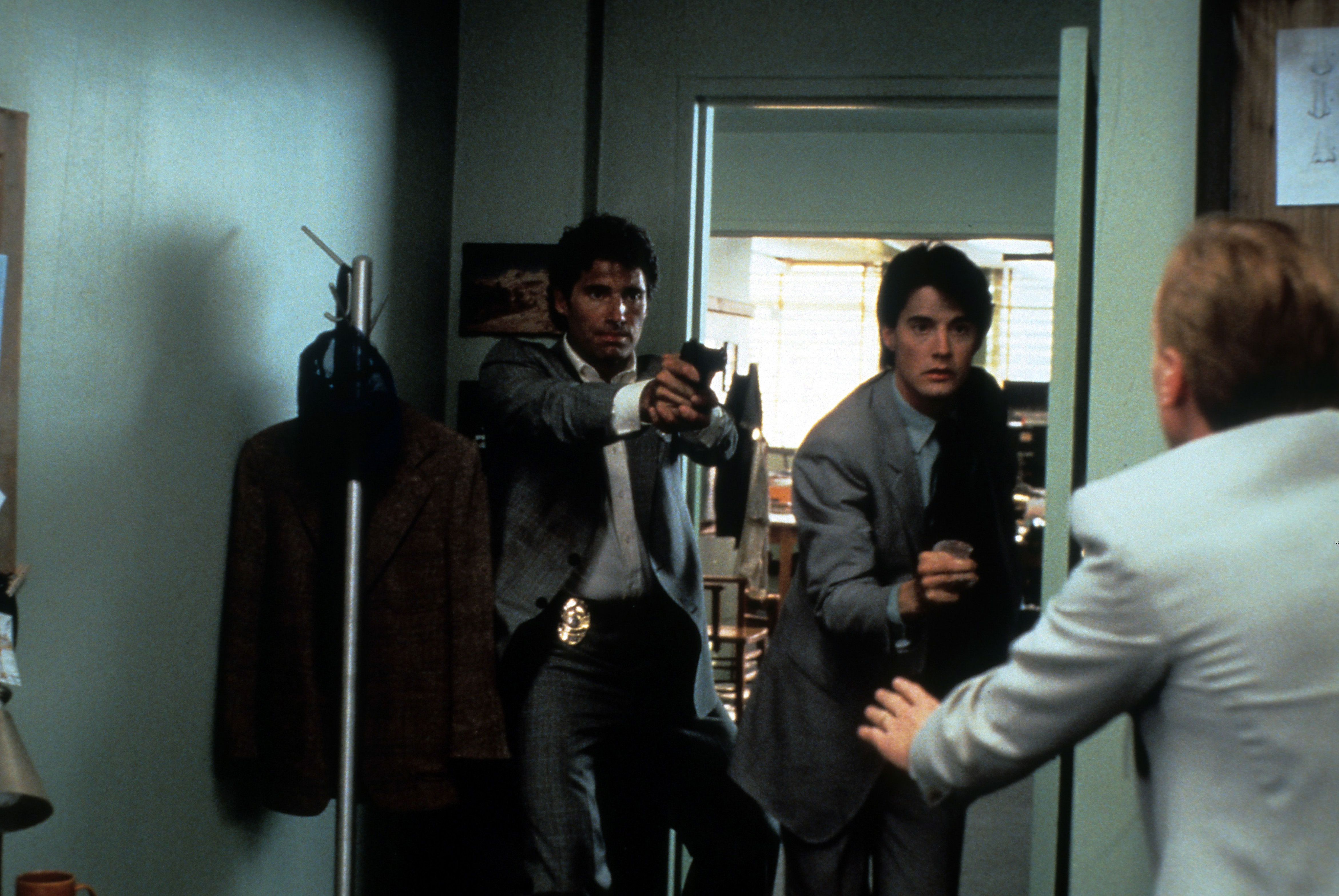 Michael Nouri y Kyle MacLachlan en el plató de "The Hidden" en 1987. | Fuente: Getty Images