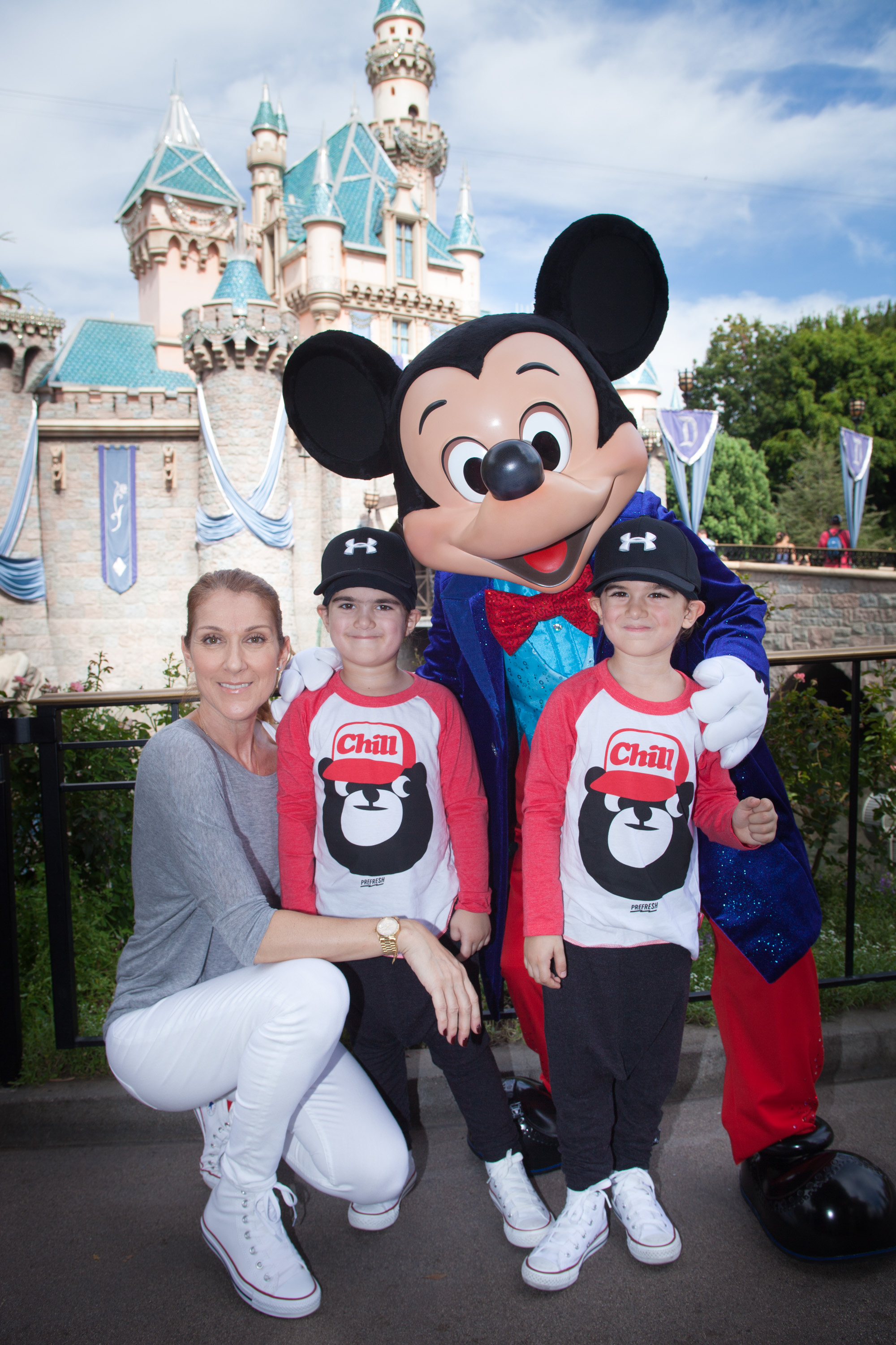 Céline Dion y Eddy y Nelson Angélil celebran el próximo quinto cumpleaños de los niños con Mickey Mouse en el parque Disneyland en Anaheim, California, el 14 de octubre de 2015 | Fuente: Getty Images