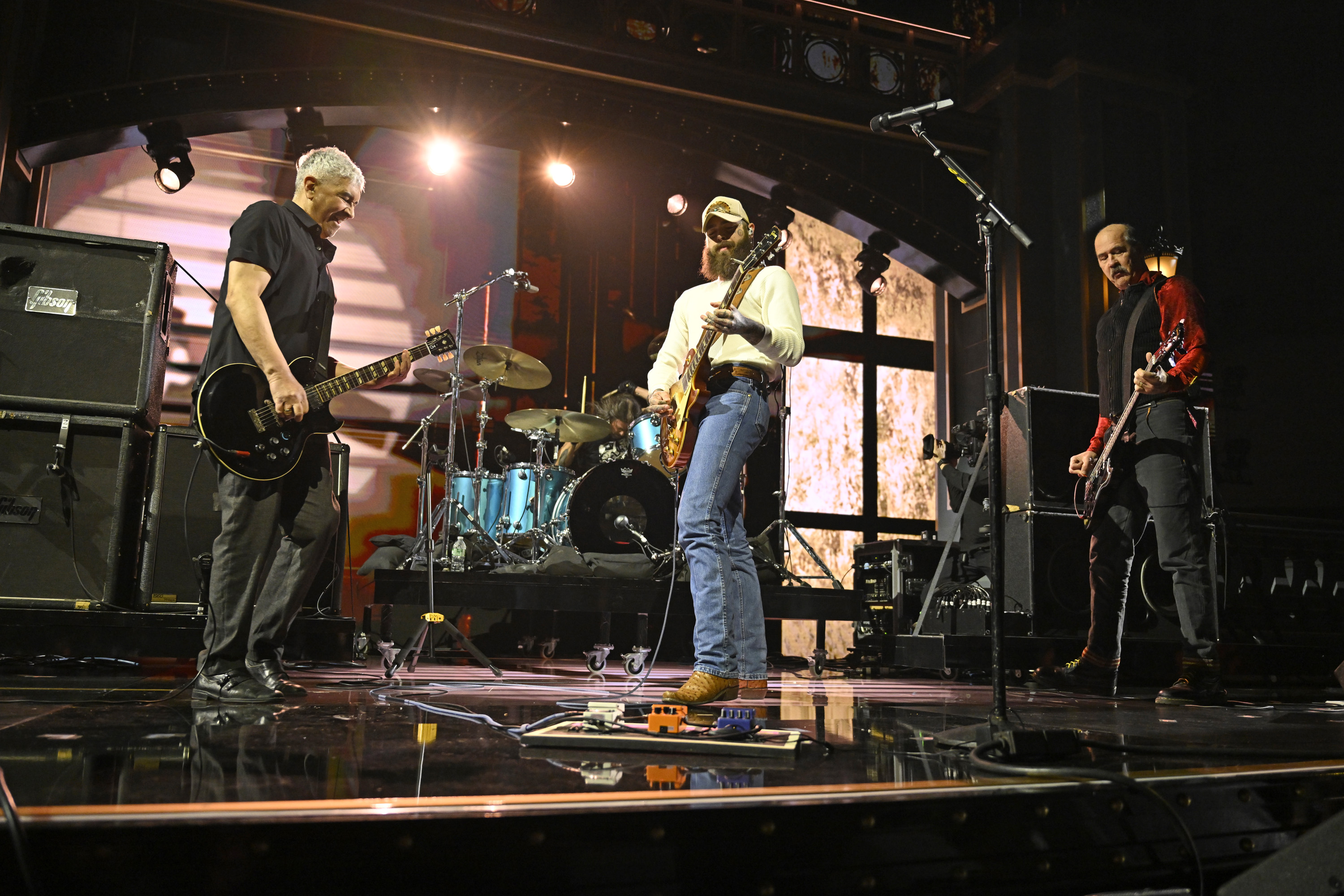 Nirvana y Post Malone se presentan durante "SNL50: The Homecoming Concert" el 14 de febrero de 2025 | Fuente: Getty Images