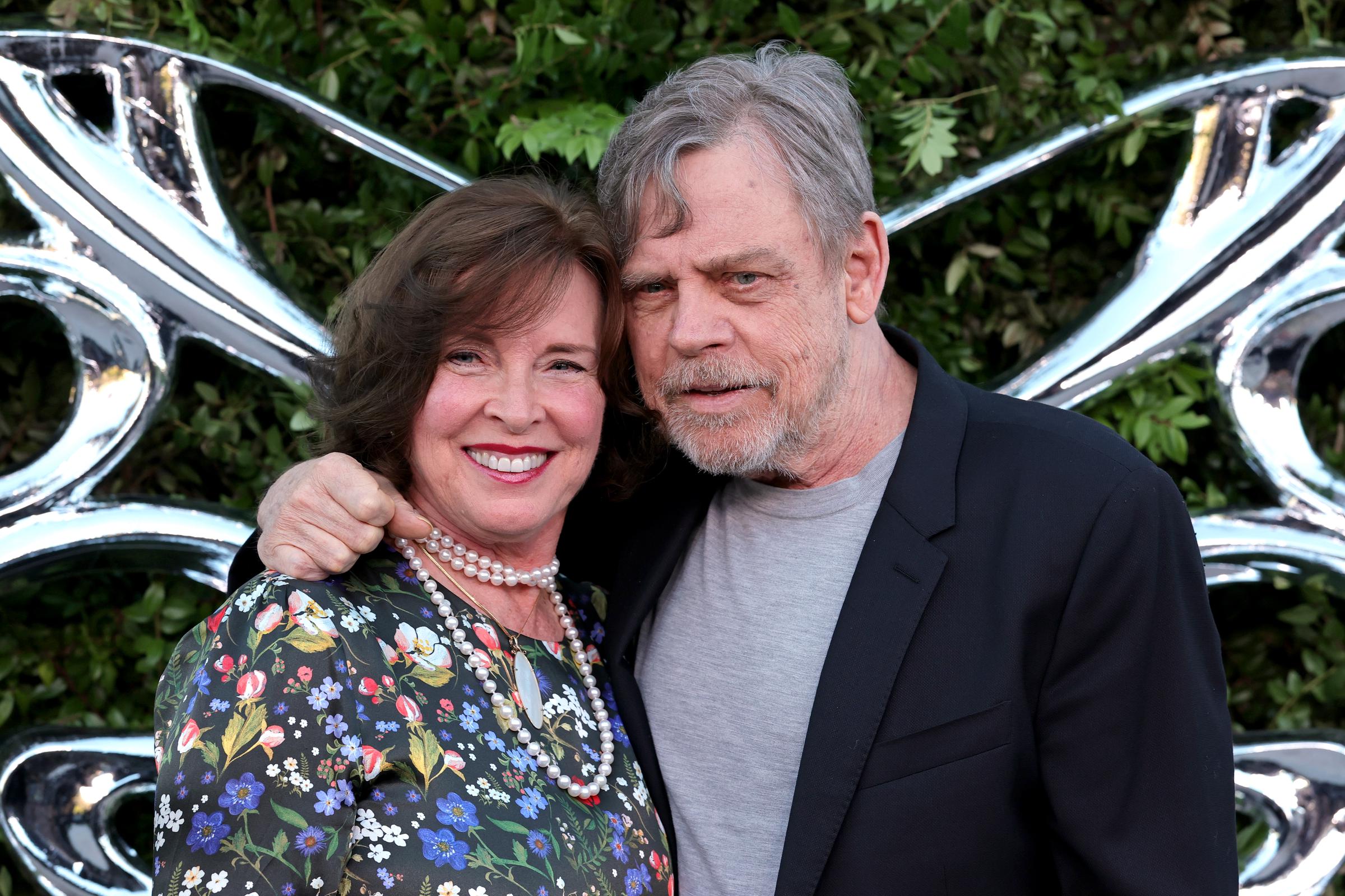 Mark Hamill y su esposa, Marilou York, acuden a la noche inaugural del Museo Lucas de Arte Narrativo el 19 de septiembre en Los Ángeles, California. La pareja, que se casó en 1978, va a celebrar este diciembre su 47.º aniversario de boda. | Fuente: Getty Images