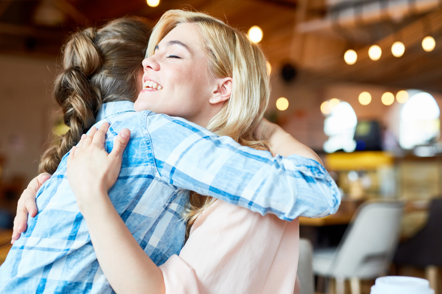 Dos mujeres abrazándose | Fuente: Freepik