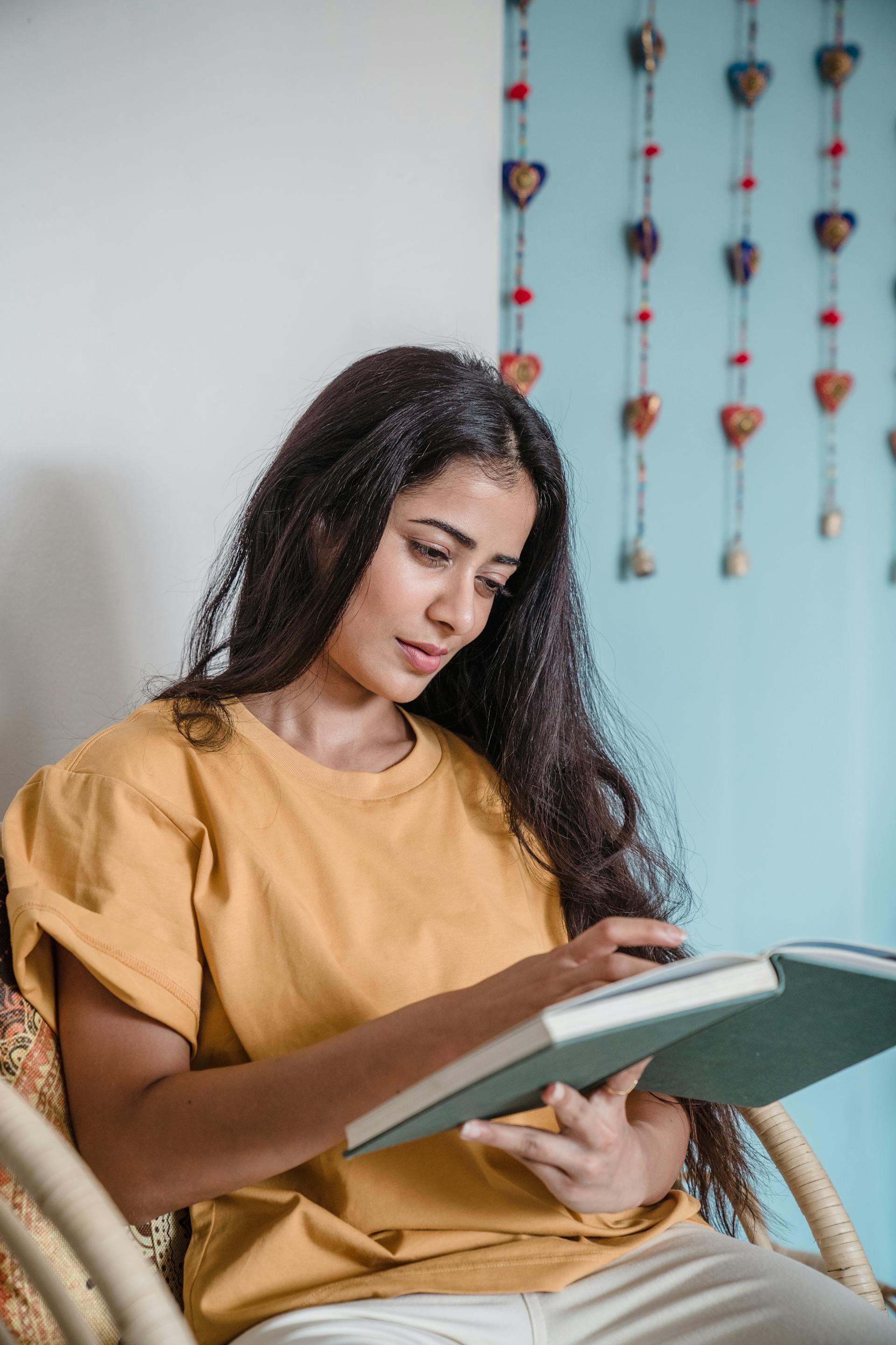 Una mujer hojeando un libro | Fuente: Pexels