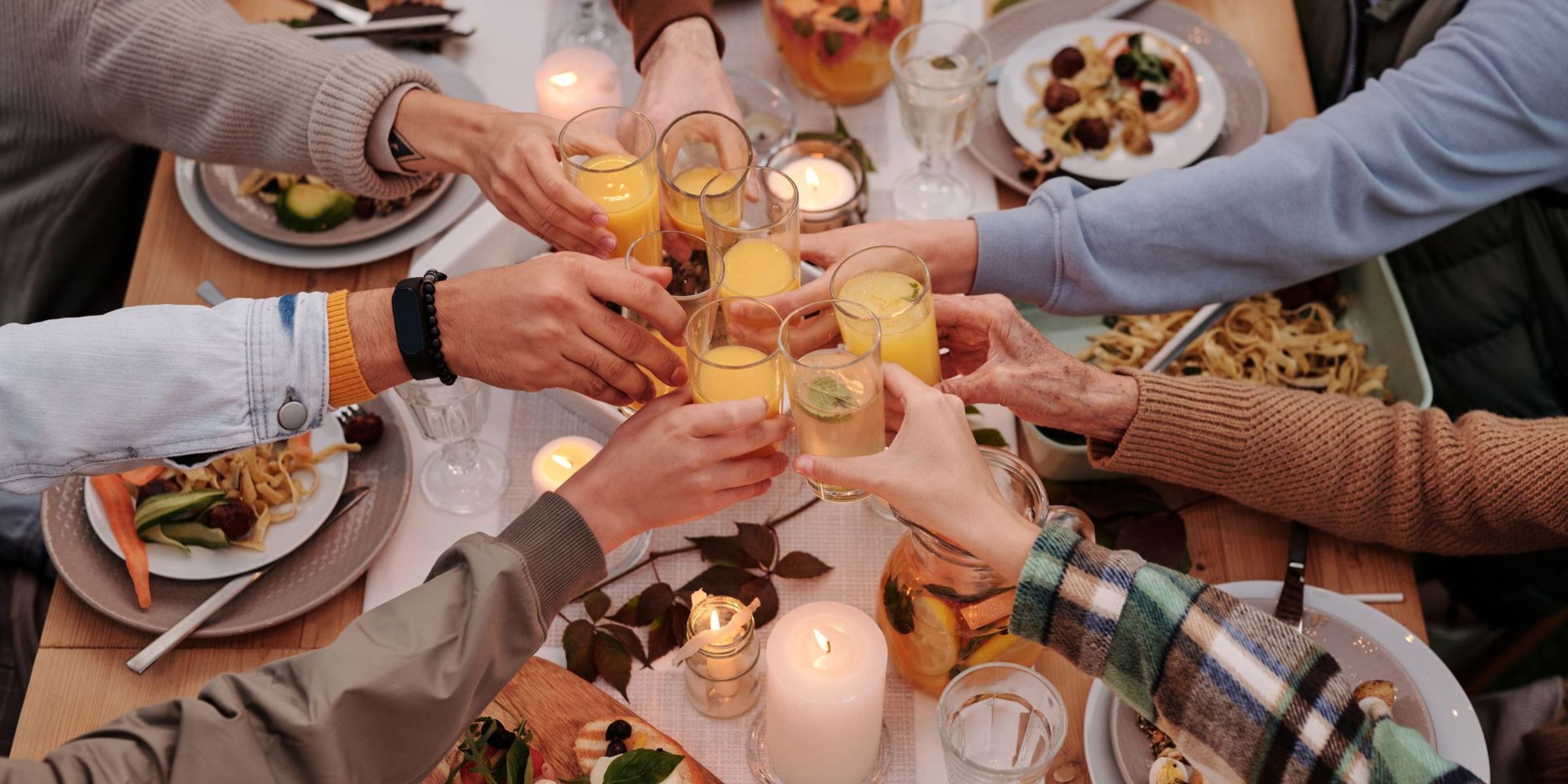 Familia y amigos brindando durante una comida | Fuente: Pexels