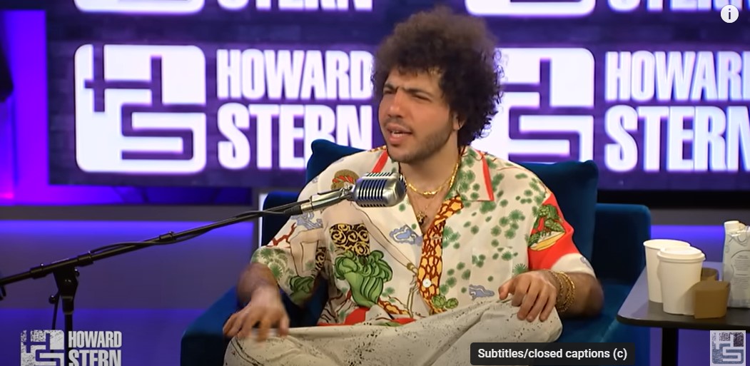 Benny Blanco en "The Howard Stern Show" el 15 de mayo de 2024 | Fuente: YouTube/The Howard Stern Show