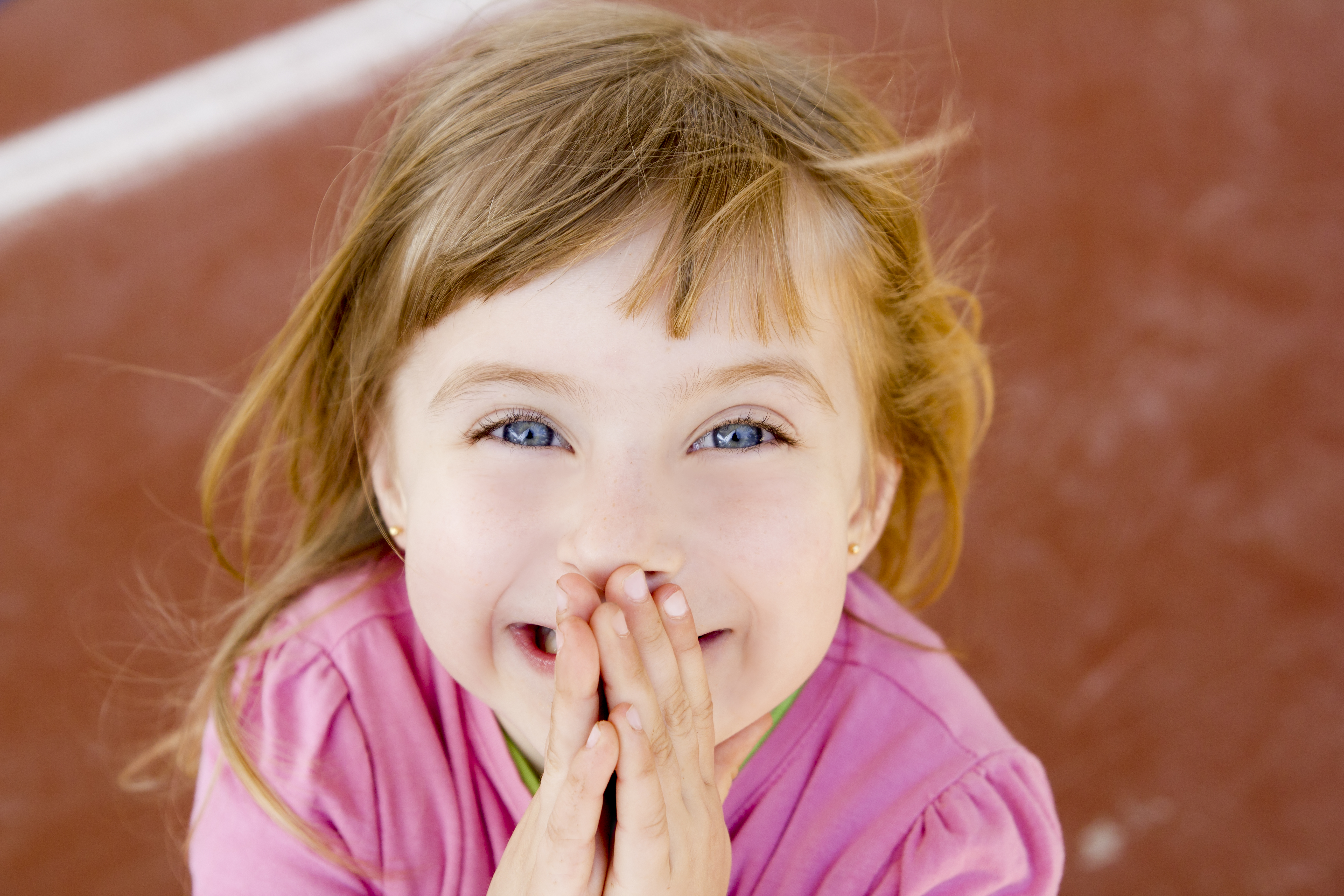 Niña rubia feliz sonriente y emocionada | Foto: Getty Images