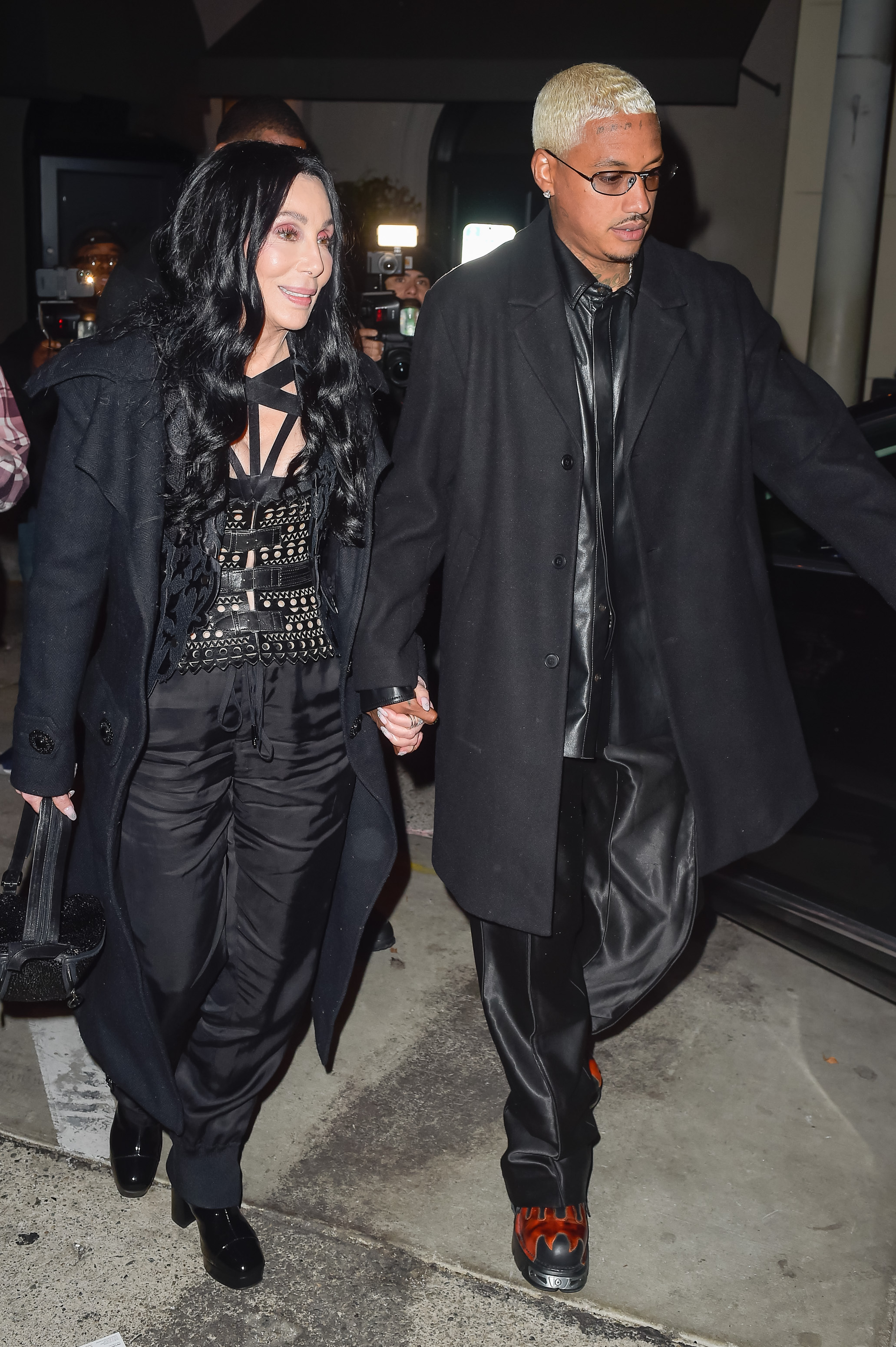 Cher con su novio, Alexander Edwards, son vistos el 2 de noviembre de 2022 | Fuente: Getty Images