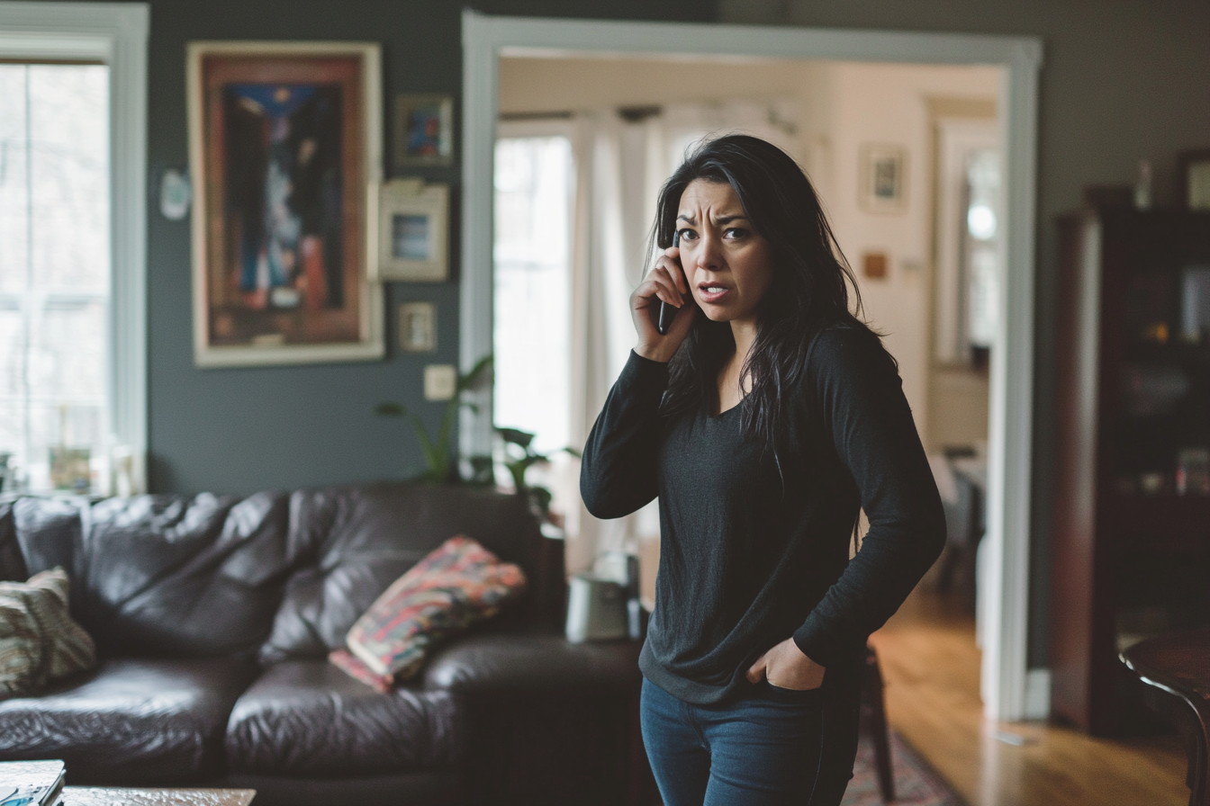 Una mujer pasea por el salón de su casa mientras habla por teléfono | Fuente: Midjourney