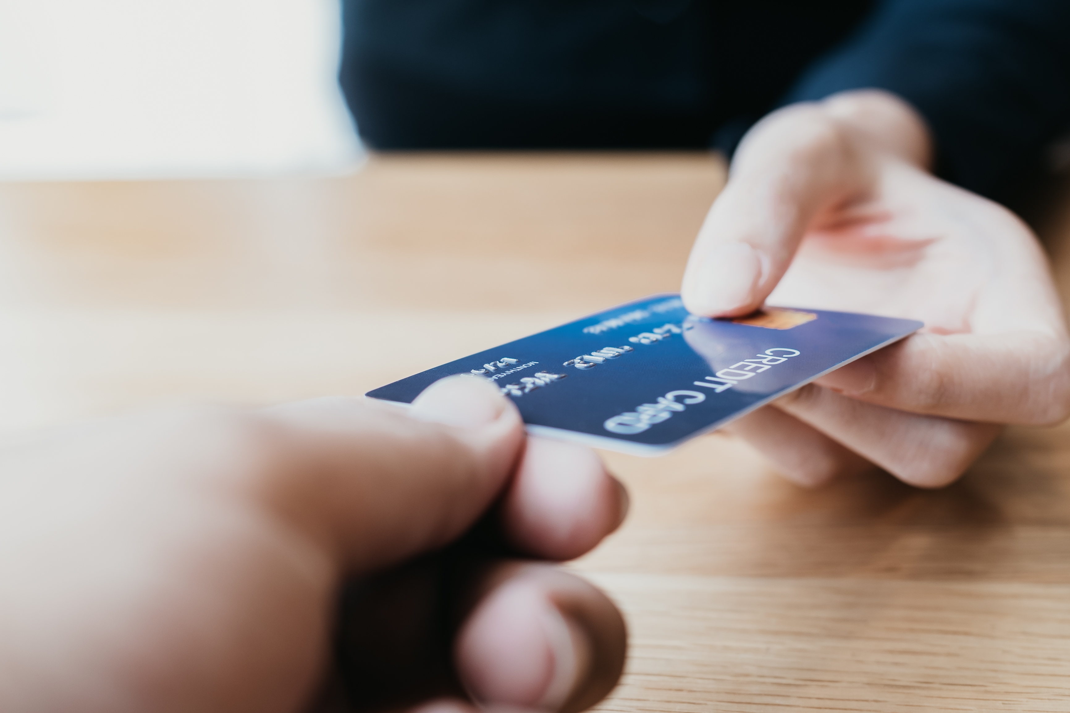 Una persona entregando una tarjeta de crédito | Foto: Shutterstock