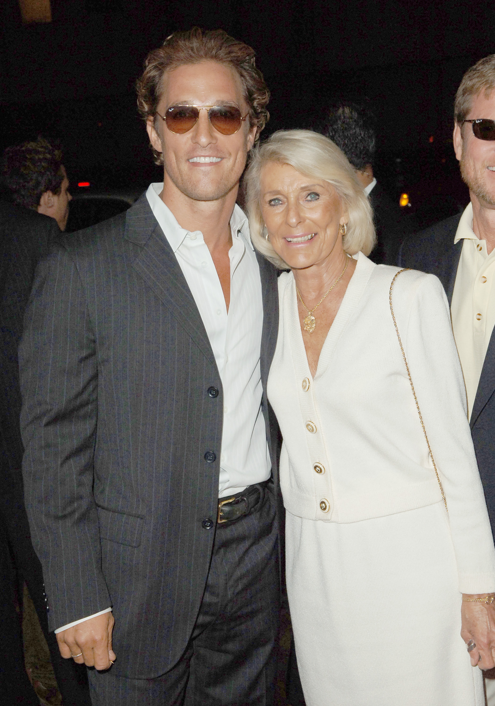 Matthew McConaughey y su madre durante el estreno de "Two for the Money" en Los Ángeles, Beverly Hills, California, el 26 de septiembre de 2005. | Foto: Getty Images