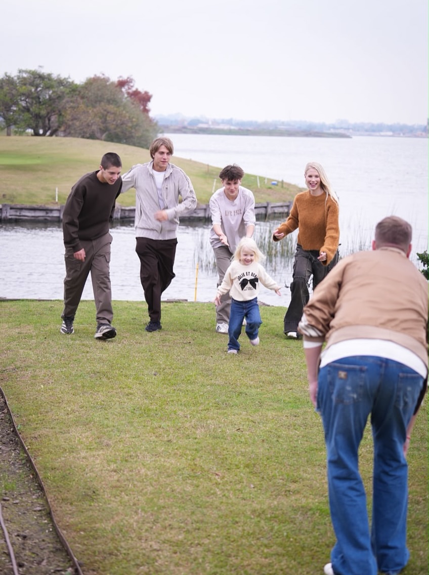 Daniela Christiansson mostró fotografías de su familia junto a Maxi López compartiendo en el jardín de su casa | Fuente: Instagram/danielachristiansson
