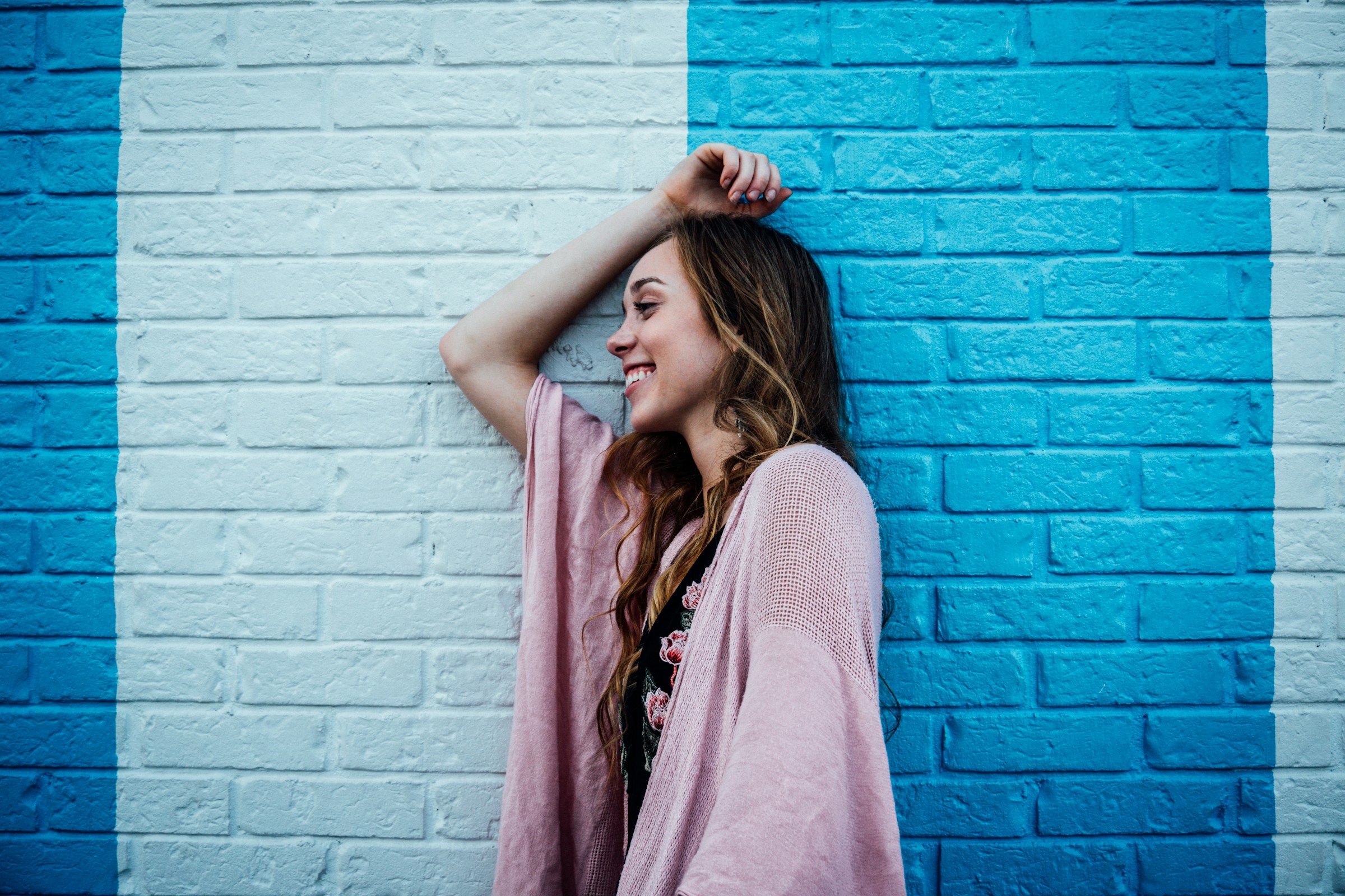 Una mujer apoyada en una pared | Fuente: Unsplash