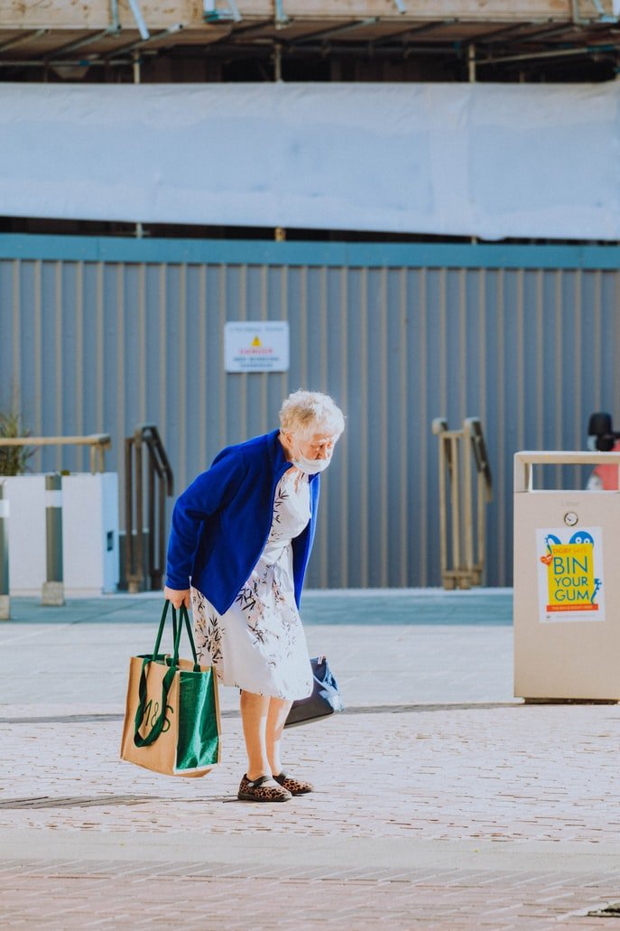 Una anciana cargando bolsas | Foto: Unsplash