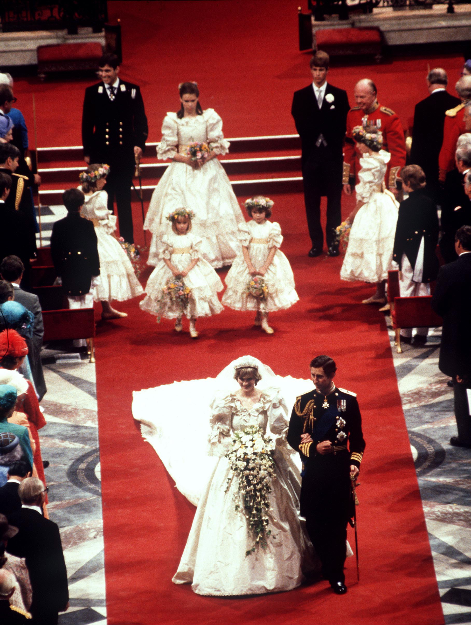 La princesa Diana y el príncipe Charles con Celementine Hambro, Catherine Cameron, India Hicks, Sarah Jane Gaselee, Edward Van Cutsem, Lord Nicholas Windsor, Sarah Armstrong-Jones en la Catedral de San Pablo el 29 de julio de 1981, en Londres, Inglaterra. | Fuente: Getty Images