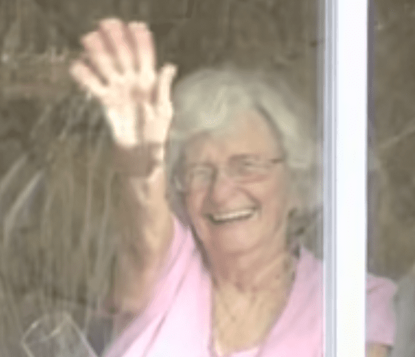 Tinney Davidson saludando por la ventana de su casa.| Fuente:Facebook/CBC News
