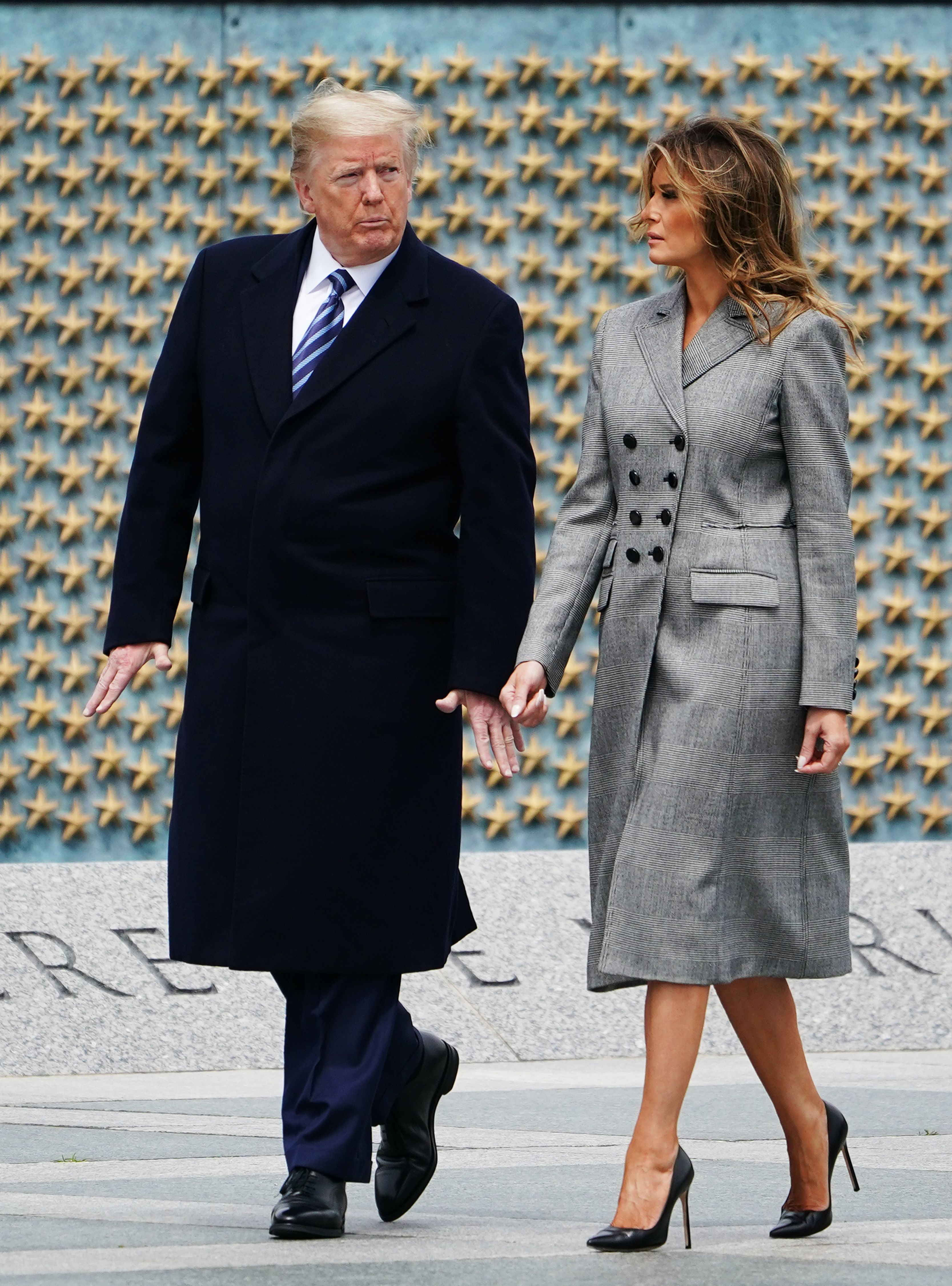 Donald y Melania Trump participan en una ceremonia conmemorativa del 75º aniversario del Día de la Victoria en Europa el 8 de mayo de 2020 | Fuente: Getty Images