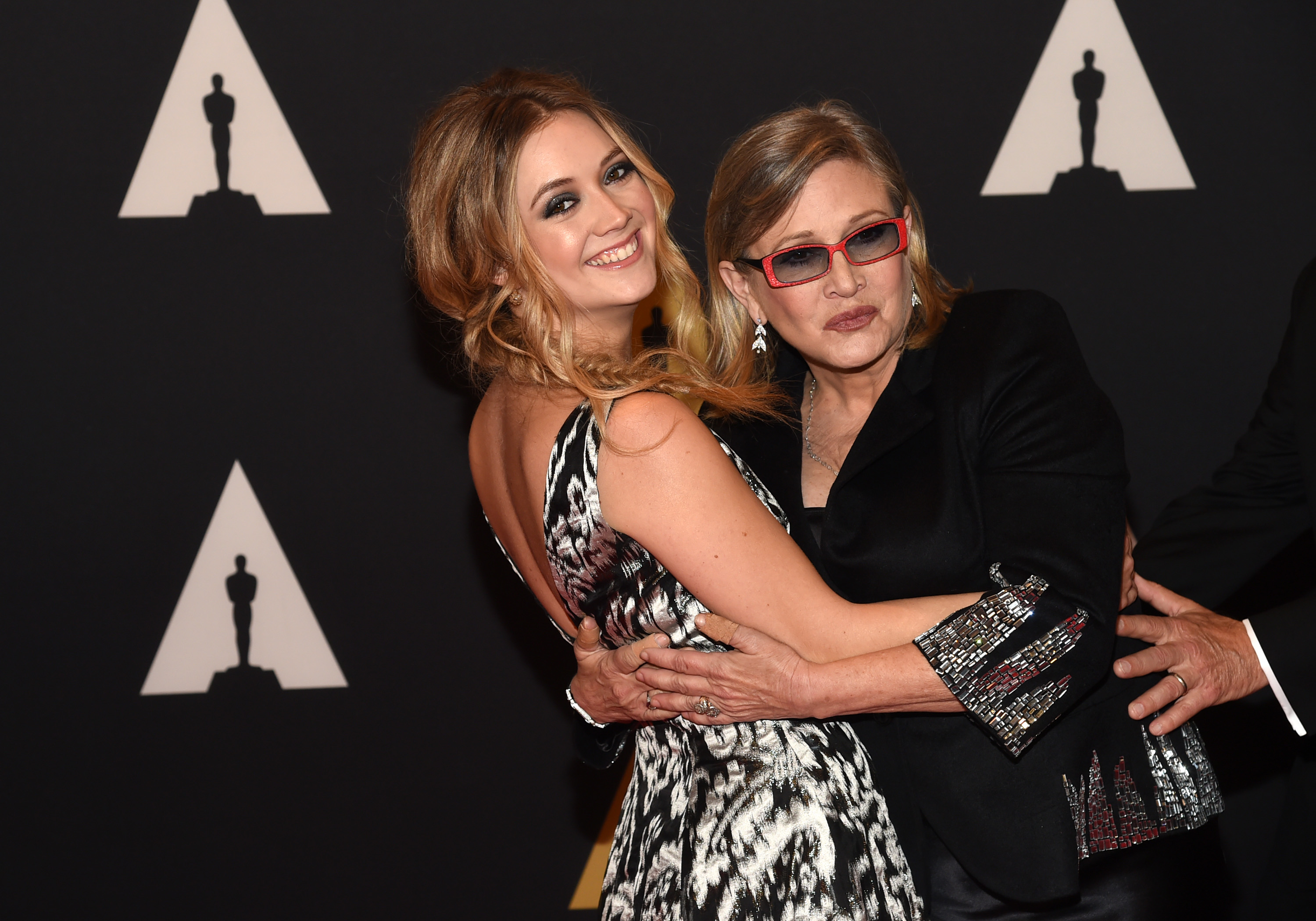 Billie Lourd y Carrie Fisher en la 7ª edición de los Premios de los Gobernadores de la AMPAS, llegadas, en Los Ángeles, el 14 de noviembre de 2015. | Fuente: Getty Images