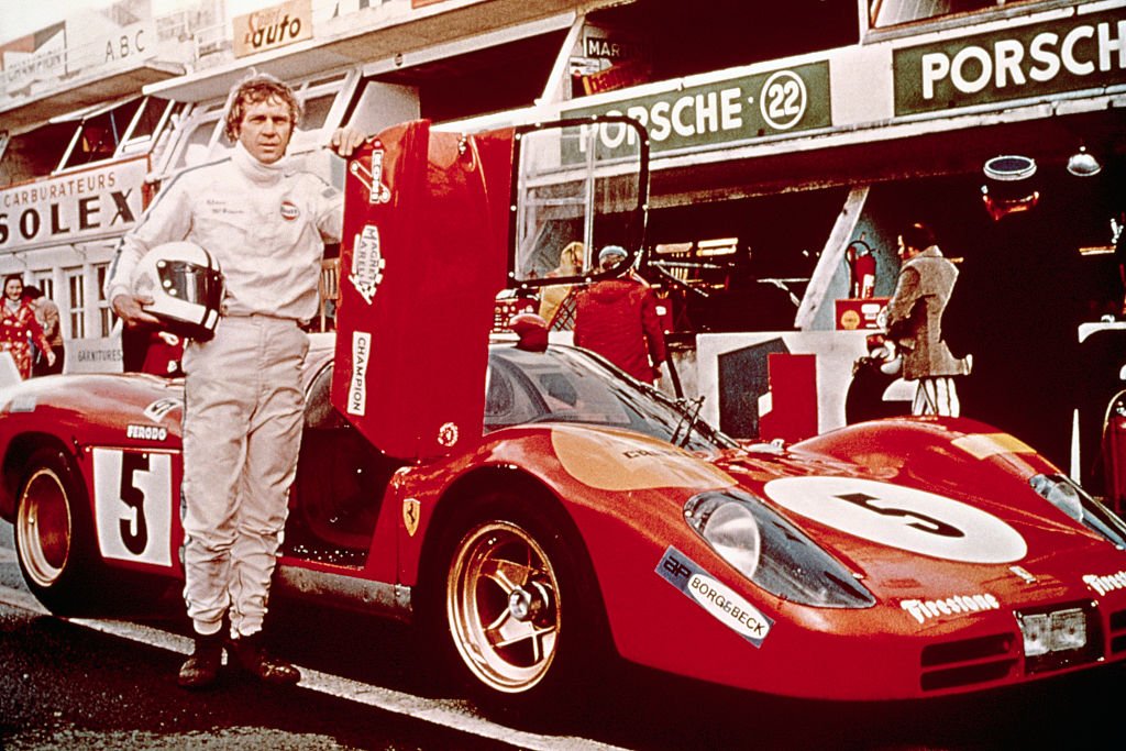 Steve McQueen posa junto a un auto de carreras para la película 'Le Mans'. | Foto: Getty Images
