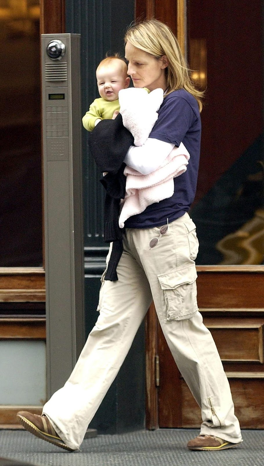 Helen Hunt vista con su hija el 30 de octubre de 2004, en Nueva York | Fuente: Getty Images