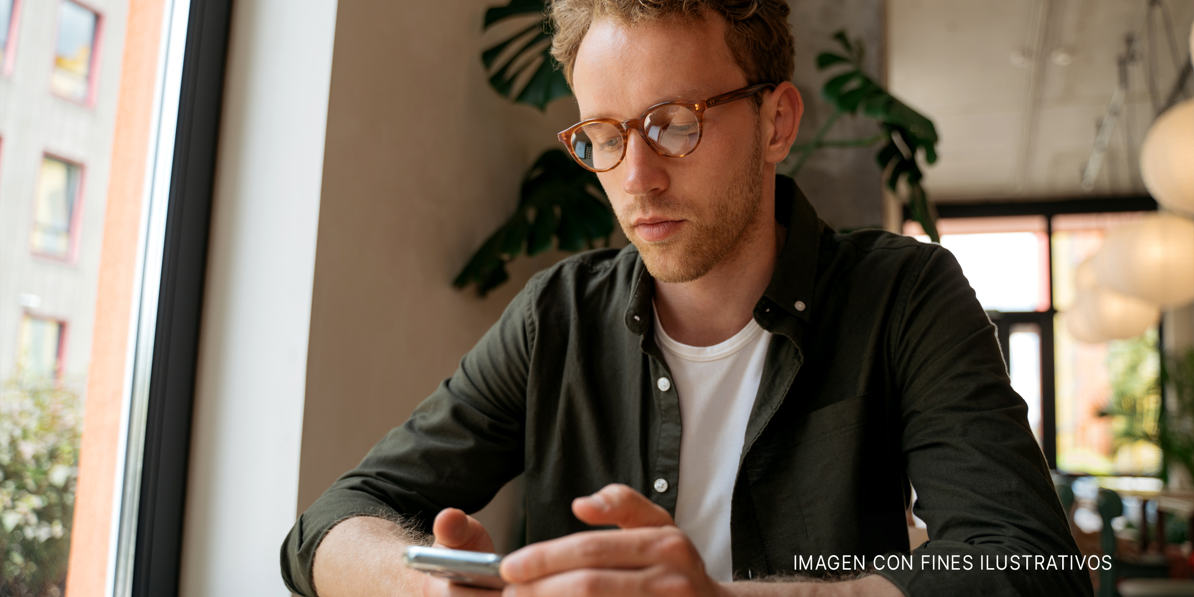 Hombre mirando el teléfono | Foto: Shutterstock