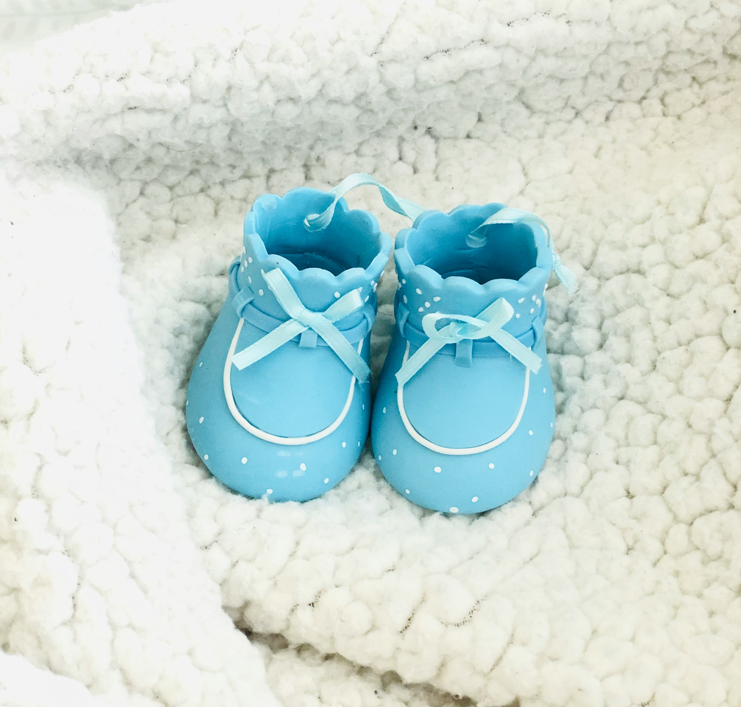 Un par de zapatos azules de bebé | Foto: Unsplash