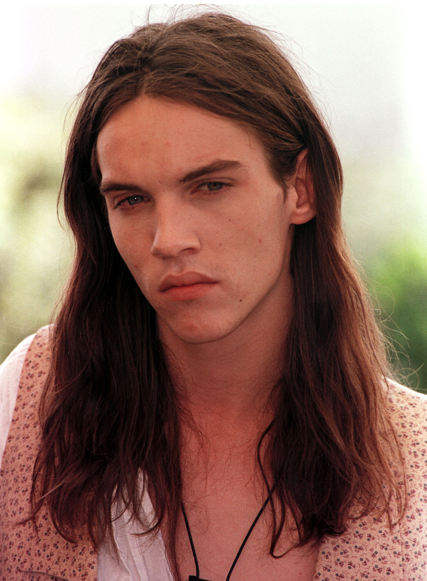 El actor fotografiado en un photocall durante el 51 Festival de Cine de Cannes el 22 de mayo de 1998, en Cannes, Francia. | Fuente: Getty Images