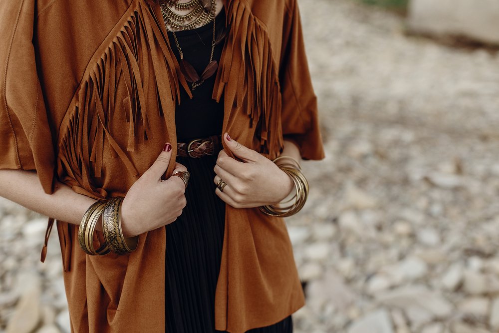 Mujer vistiendo una chaqueta de flecos. | Foto: Shutterstock