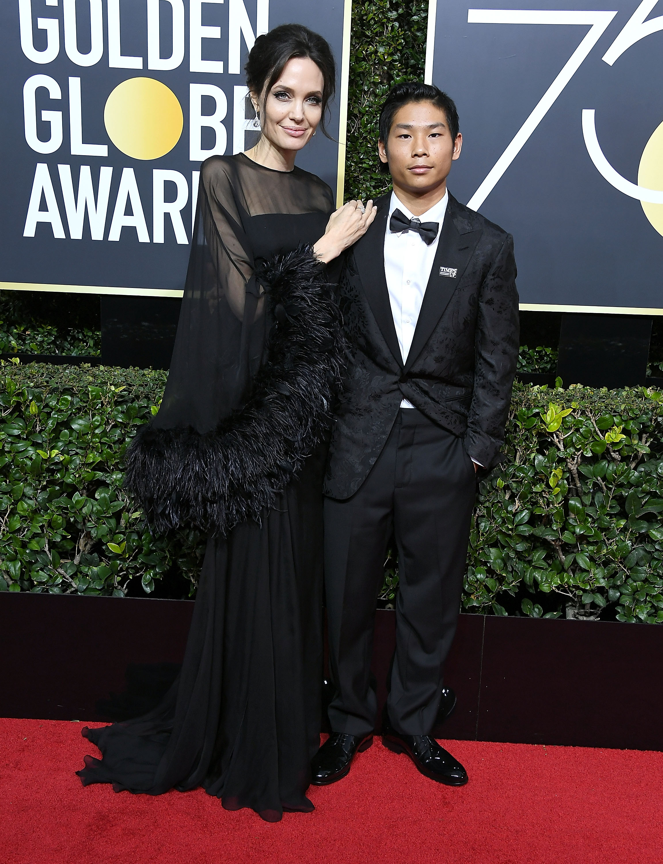 Angelina Jolie y Pax Jolie-Pitt en la 75ª edición de los Premios Globo de Oro en el Hotel Beverly Hilton el 7 de enero de 2018, en California. | Fuente: Getty Images