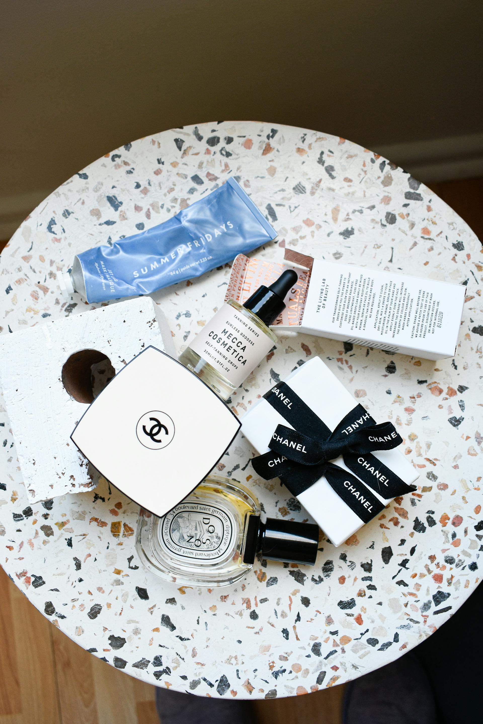 Productos de maquillaje sobre una mesa | Fuente: Pexels