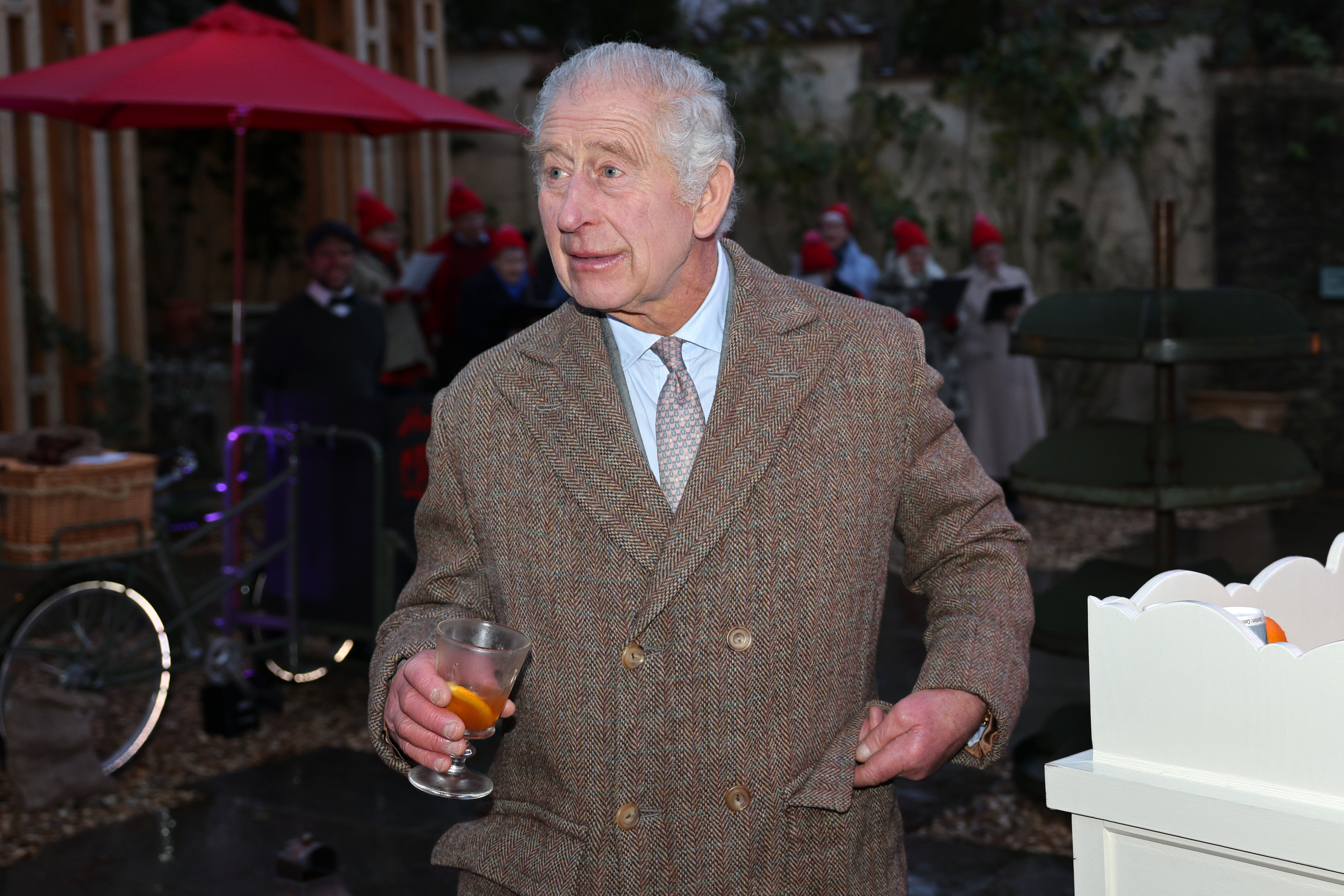 El rey Charles III asiste a una "Celebración de la Artesanía" de temática festiva el 8 de diciembre de 2023 en Tetbury, Inglaterra | Fuente: Getty Images