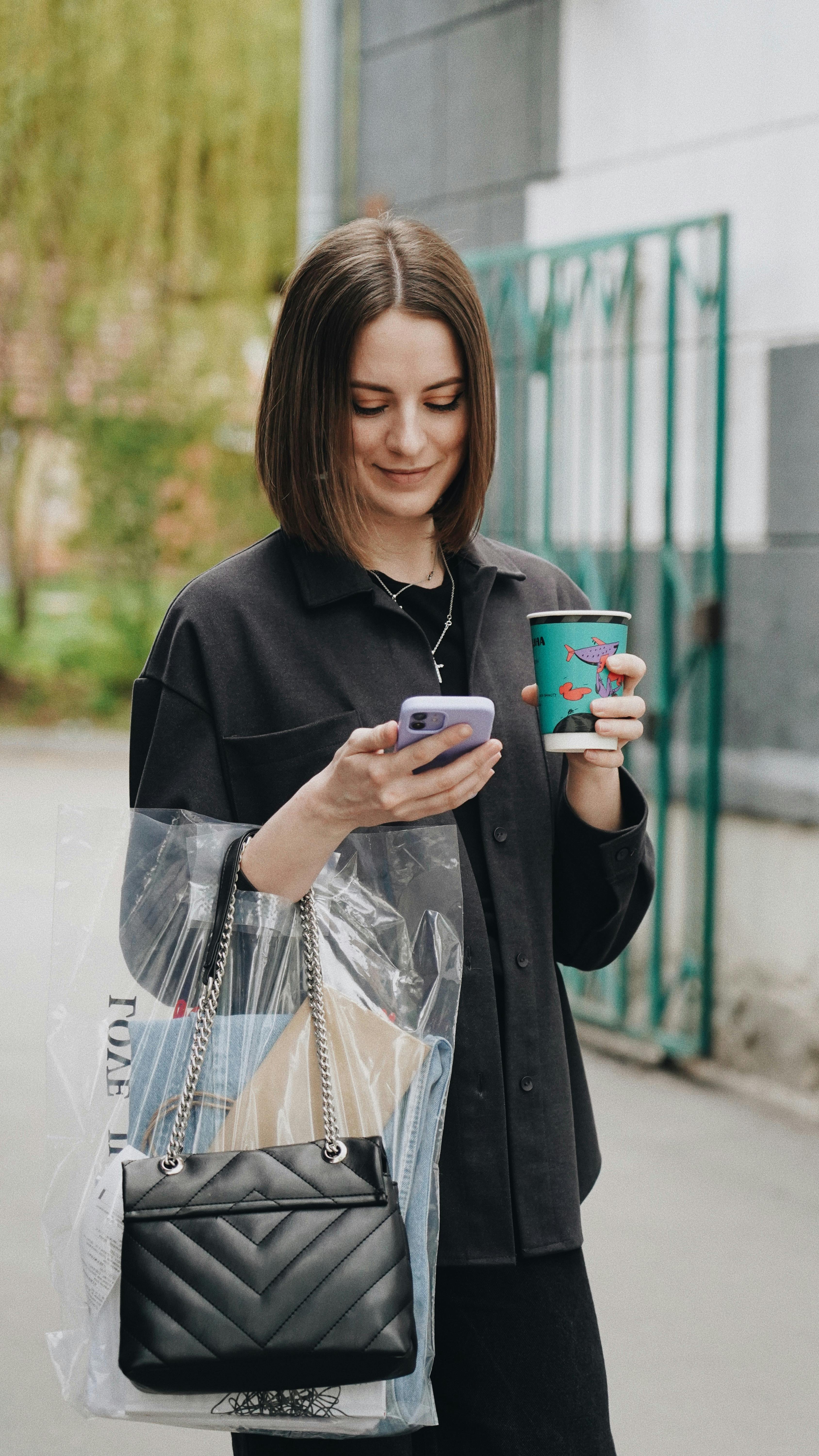 Una joven hablando por teléfono | Fuente: Pexels