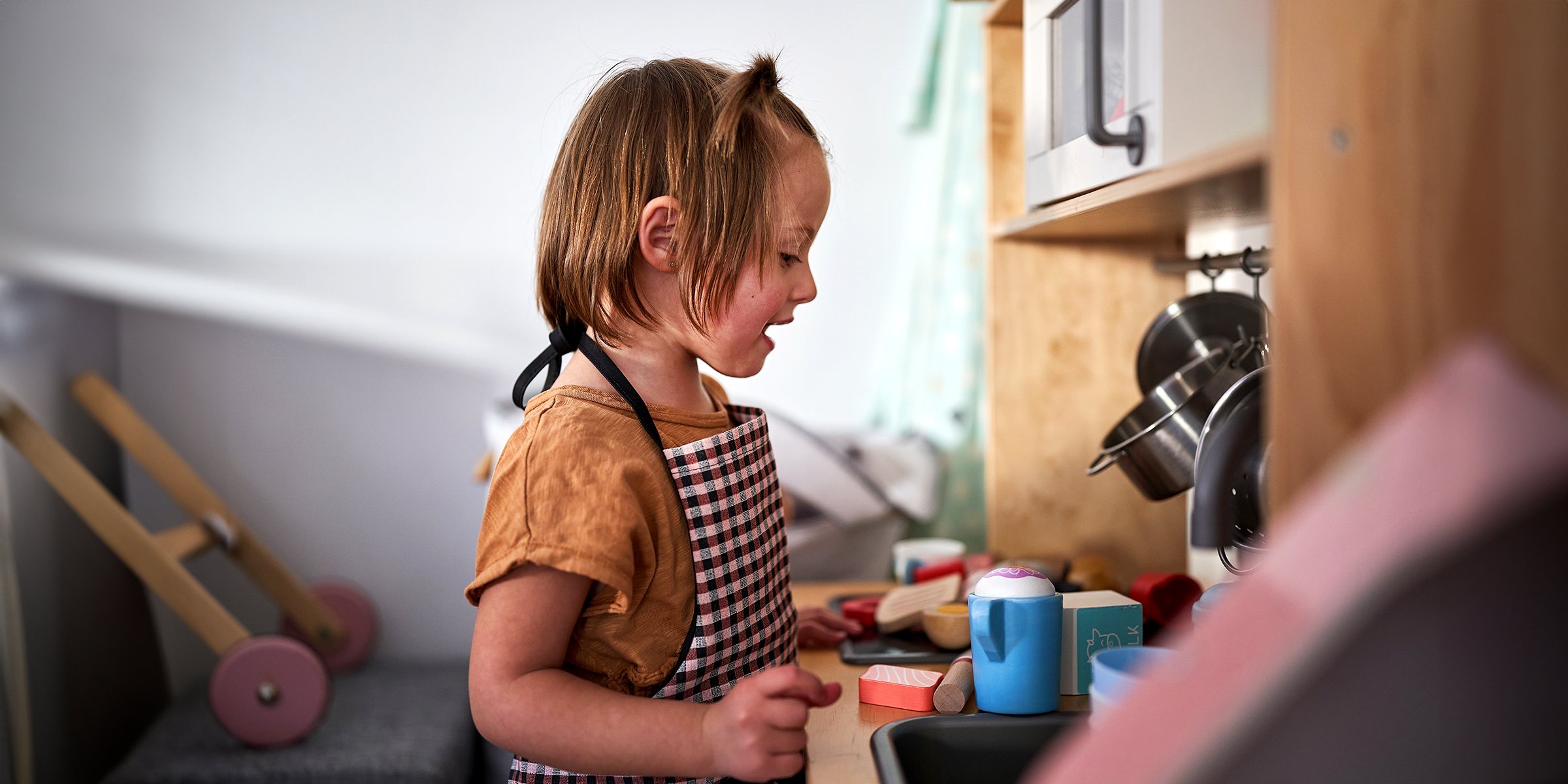 Niña jugando en la cocina | Fuente: Shutterstock