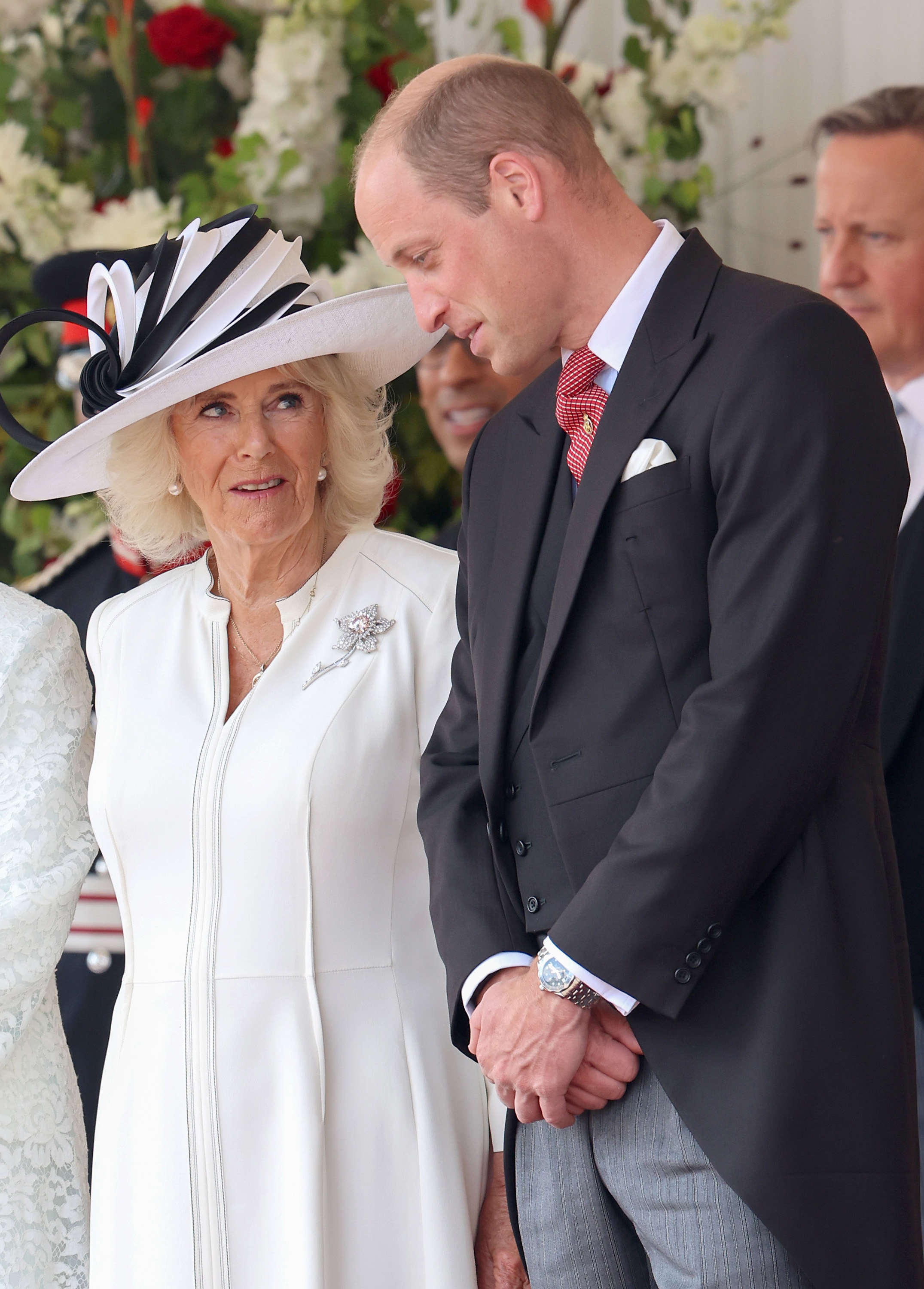 La reina Camilla habla con el William, príncipe de Gales, en la ceremonia de bienvenida durante la visita de Estado al Reino Unido en Londres, Inglaterra, el 25 de junio de 2024 | Fuente: Getty Images