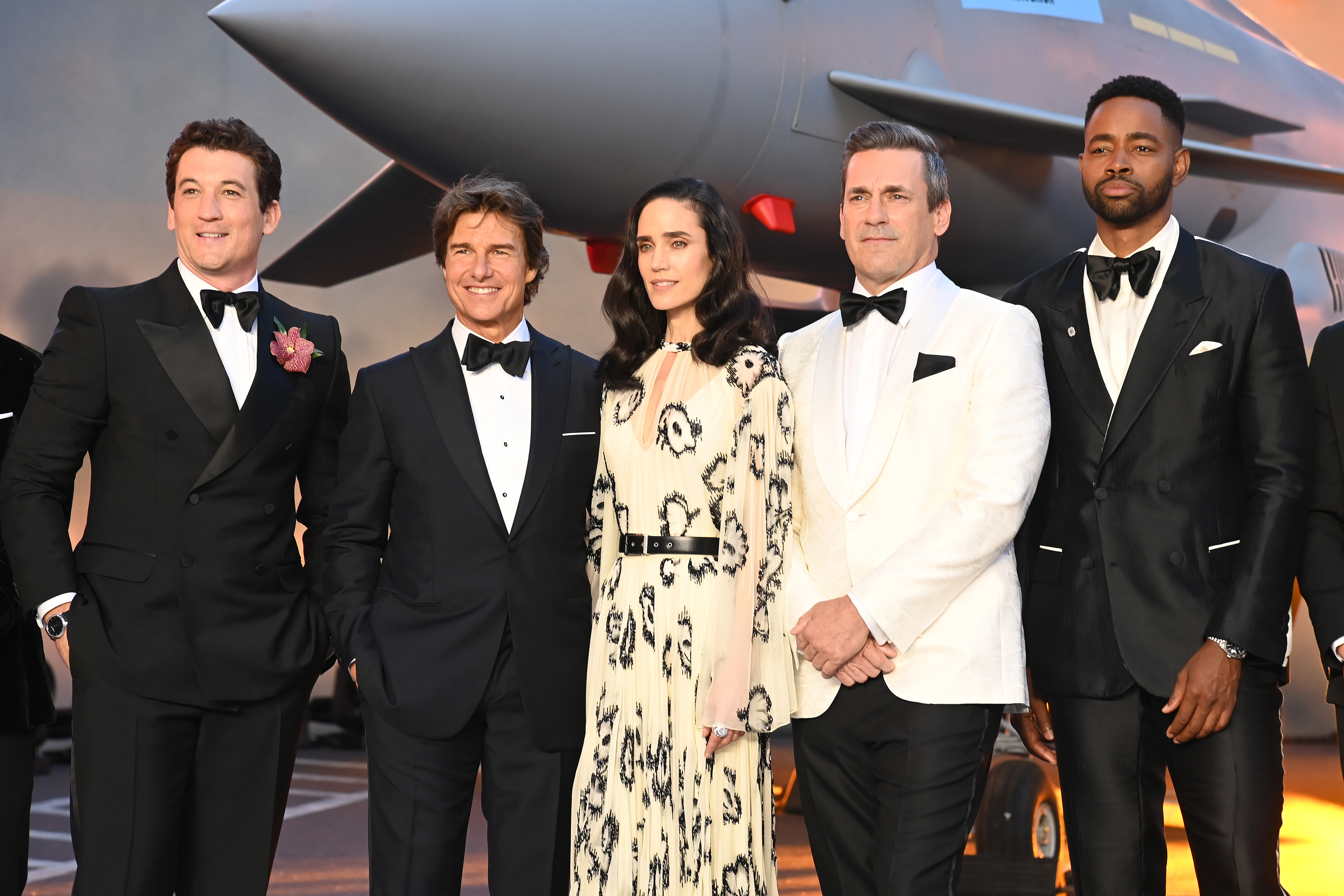Miles Teller, Tom Cruise, Jennifer Connelly, Jon Hamm y Jay Ellis en la presentación de "Top Gun: Maverick" Royal Film Performance el 19 de mayo de 2022, en Londres, Inglaterra | Foto: Getty Images