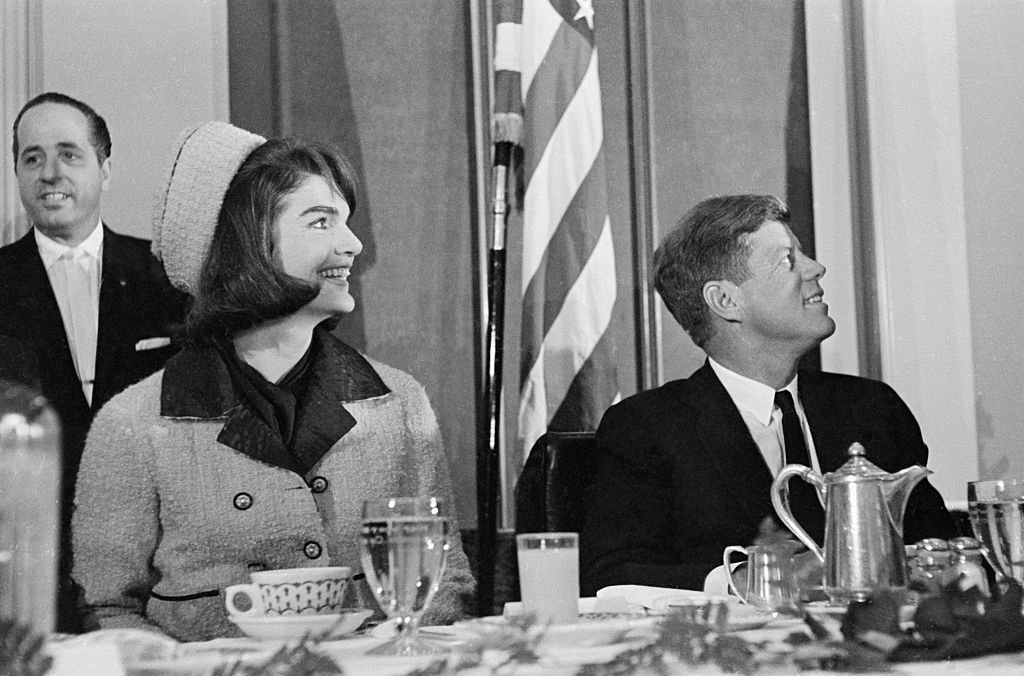 John F. Kennedy con su esposa en un desayuno de la Cámara de Comercio, el 22 de noviembre. | Foto: Getty Images