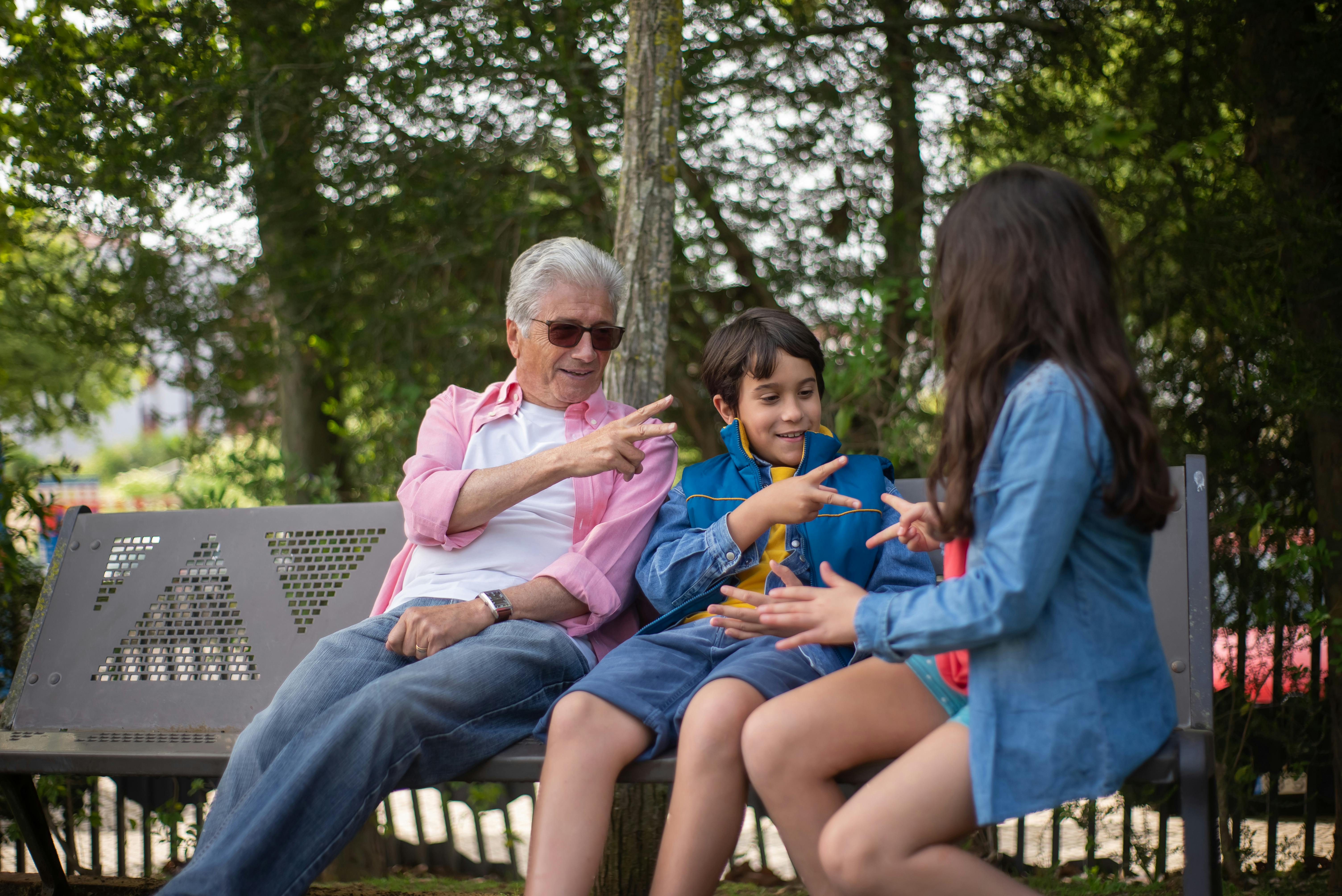 Abuelo estrechando lazos con sus nietos | Fuente: Pexels