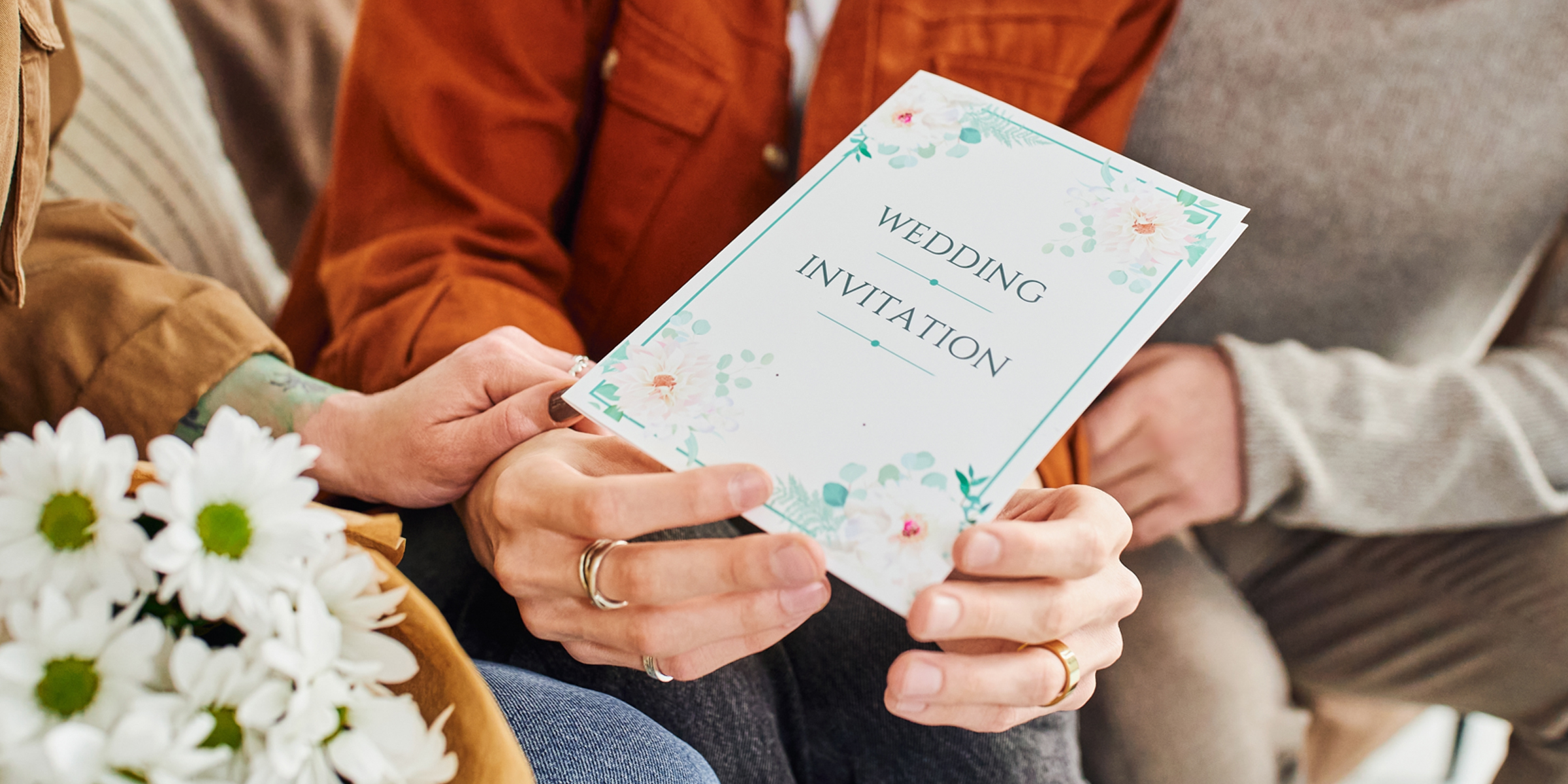 Manos sujetando una invitación de boda | Fuente: Shutterstock