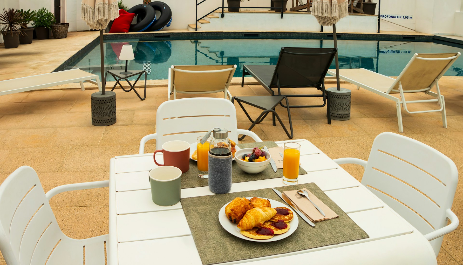 Desayuno en la piscina de un hotel | Fuente: Unsplash