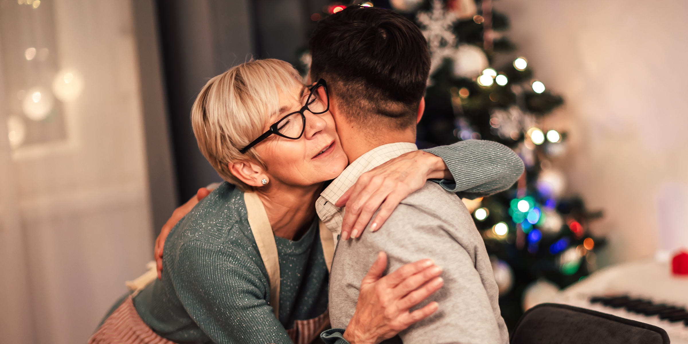 Una mujer abraza a su hijo | Fuente: Shutterstock