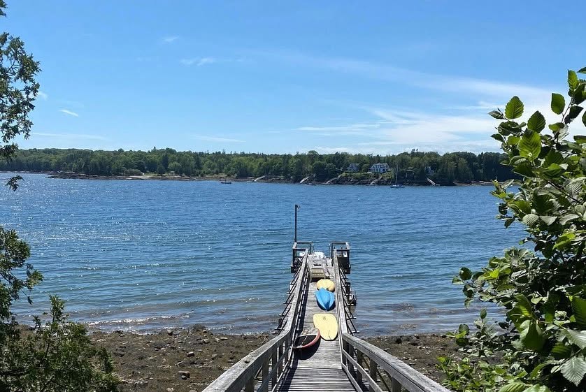 1. Una pasarela privada lleva directamente al embarcadero de aguas profundas de la propiedad, situado en Sabbathday Harbor, lo que permite acceder a las aguas costeras de los alrededores. | Fuente: Facebook/LegacySIR
