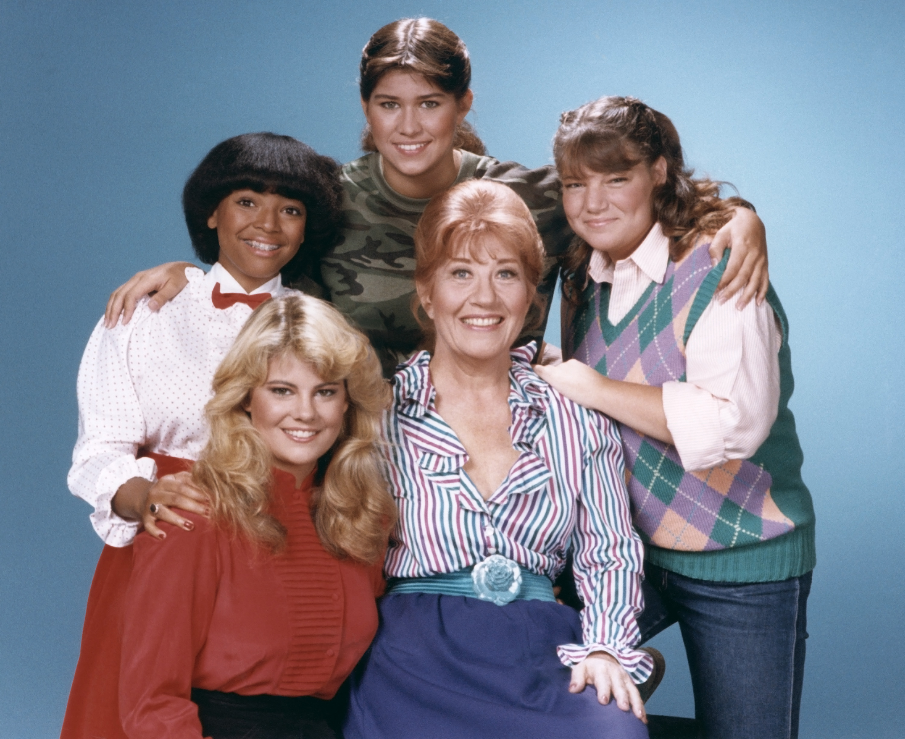 Los productores de TV, entre ellos la veterana actriz Charlotte Rae, la buscaron en el colegio para que interpretara a una adolescente en "The Facts of Life" | Fuente: Getty Images