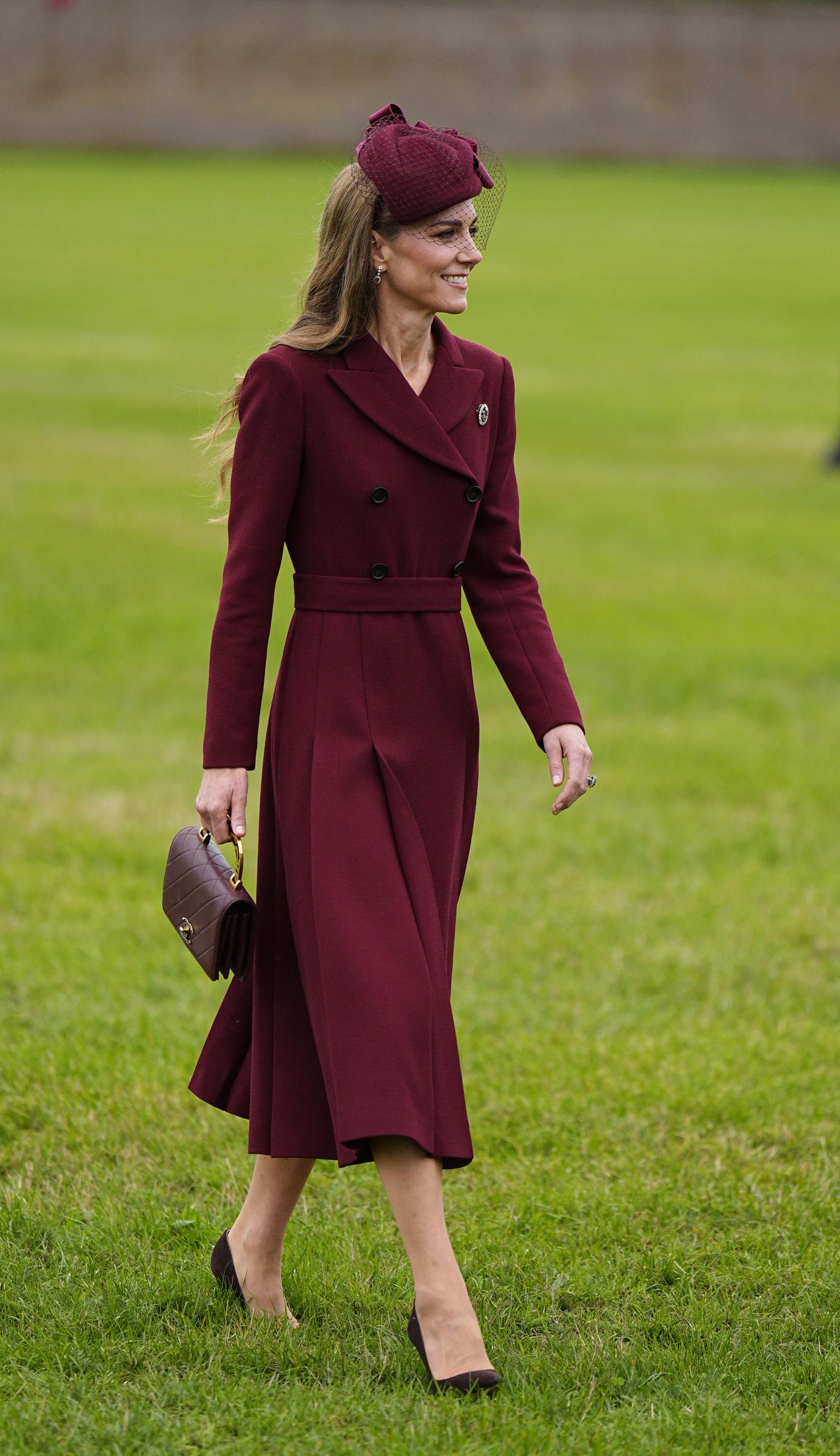 Catherine, princesa de Gales, llega a los terrenos de Windsor el 17 de septiembre de 2025 para la bienvenida ceremonial al presidente estadounidense Donald Trump, al inicio de su visita de Estado. Luce un vestido-abrigo burdeos de doble botonadura, con cinturón y falda plisada, combinado con un tocado a juego con redecilla, zapatos de gamuza de punta fina y un bolso Chanel acolchado con asa dorada. | Fuente: Getty Images