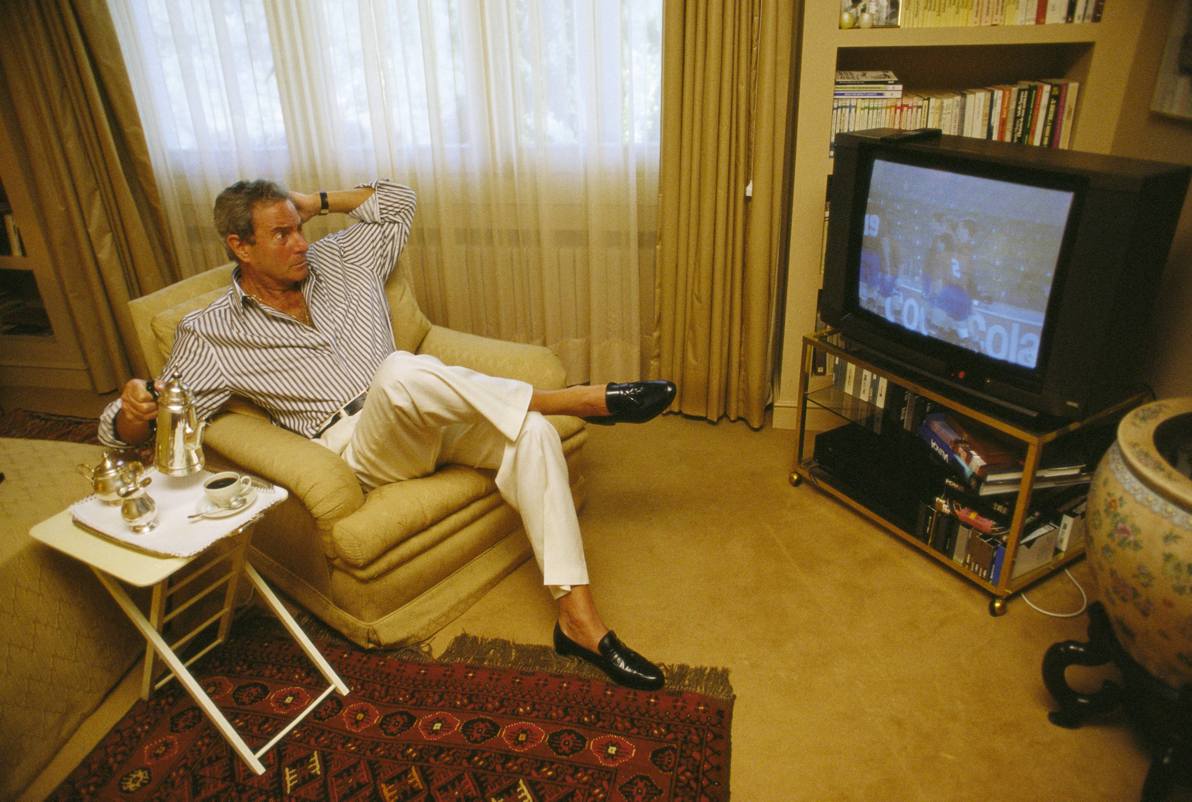 Arturo Fernández en la sala de su hogar en Madrid en foto sin fecha. | Foto: Getty Images