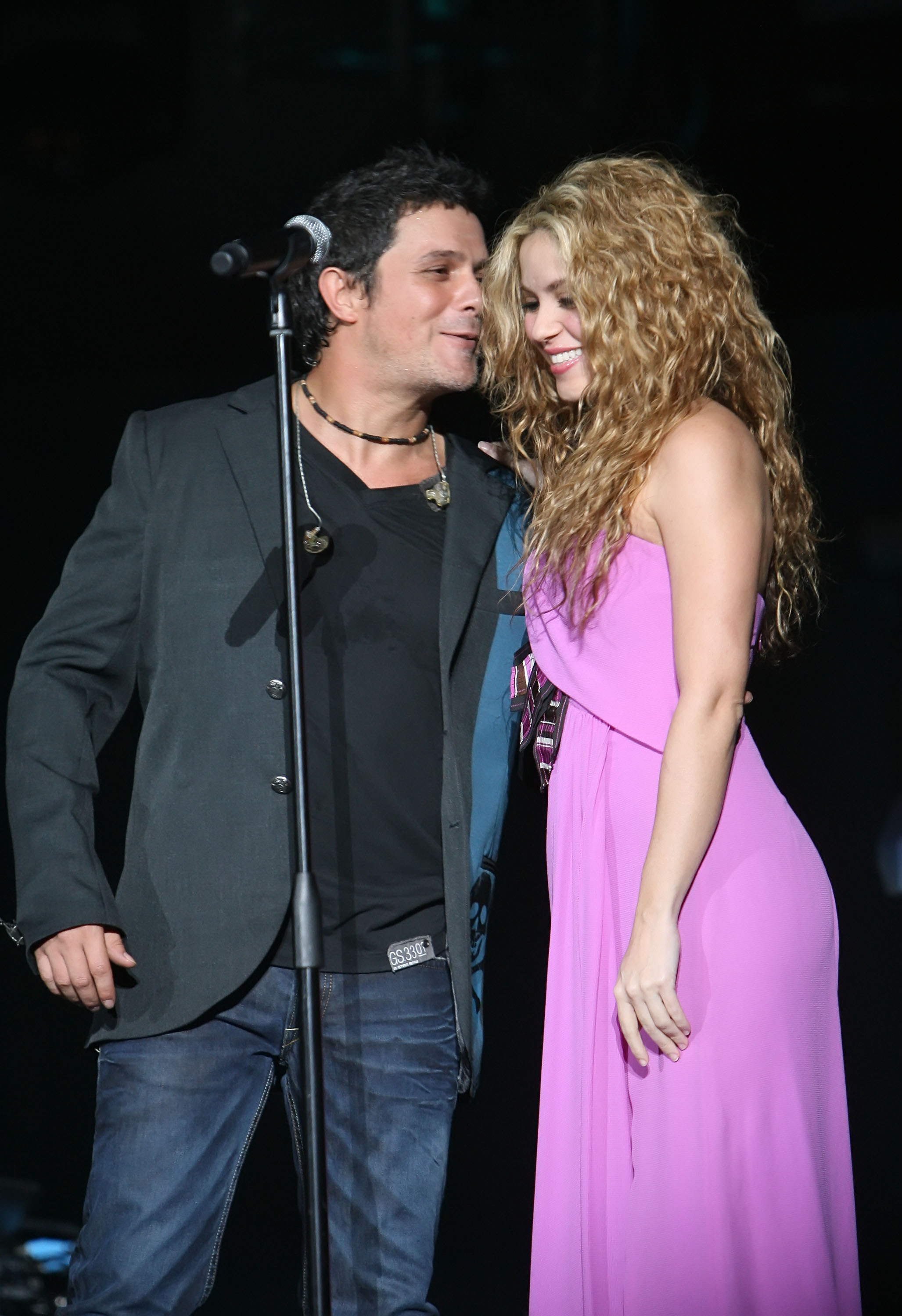 Alejandro Sanz y Shakira aparecen en el Gran Concierto de Romance 106.7 y Mega TV en el American Airlines Arena el 21 de noviembre de 2008 en Miami, Florida.